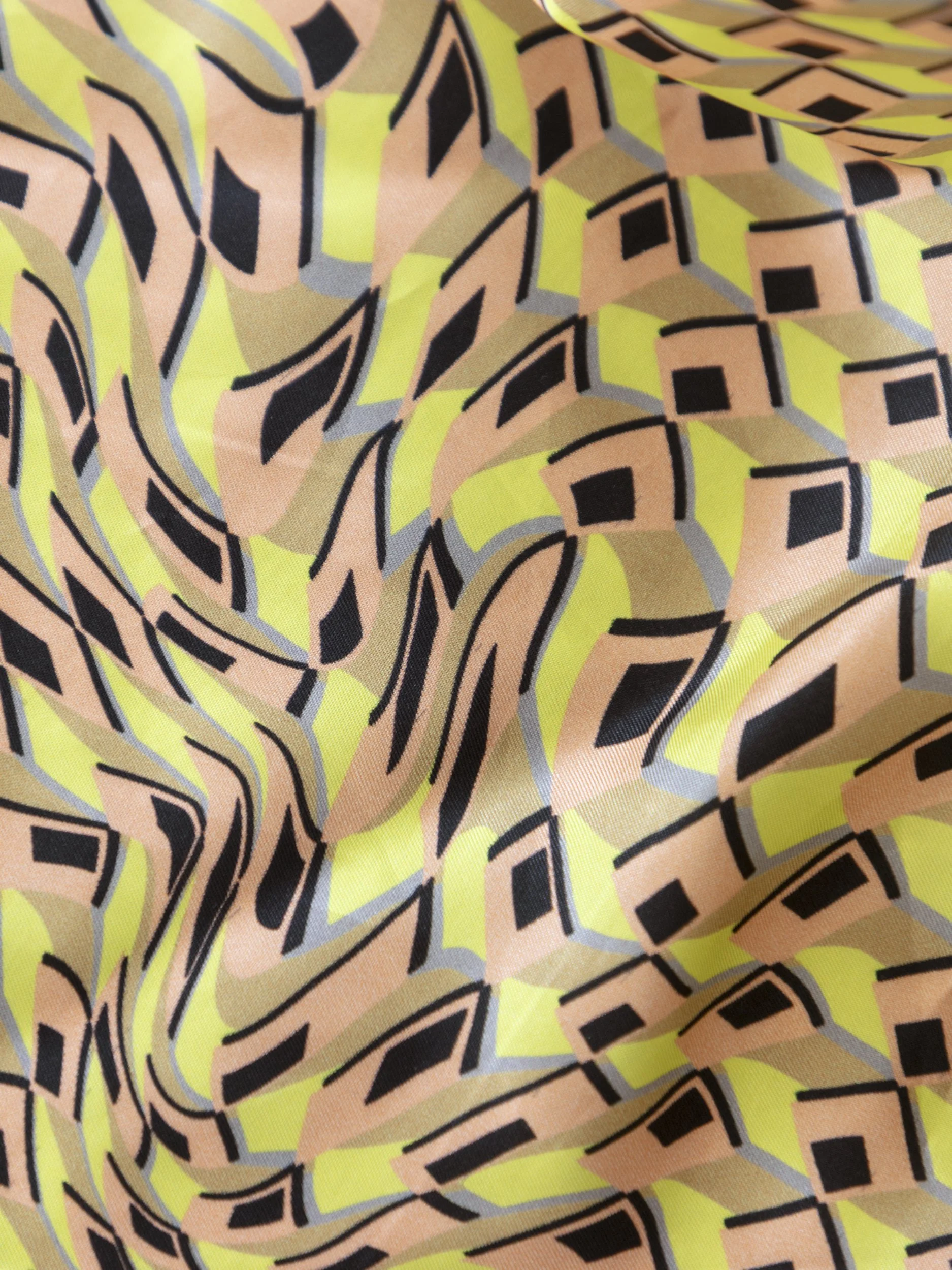 Detail van Geneviève sjaal met geometrisch patroon dat naar de hoeken vervormt