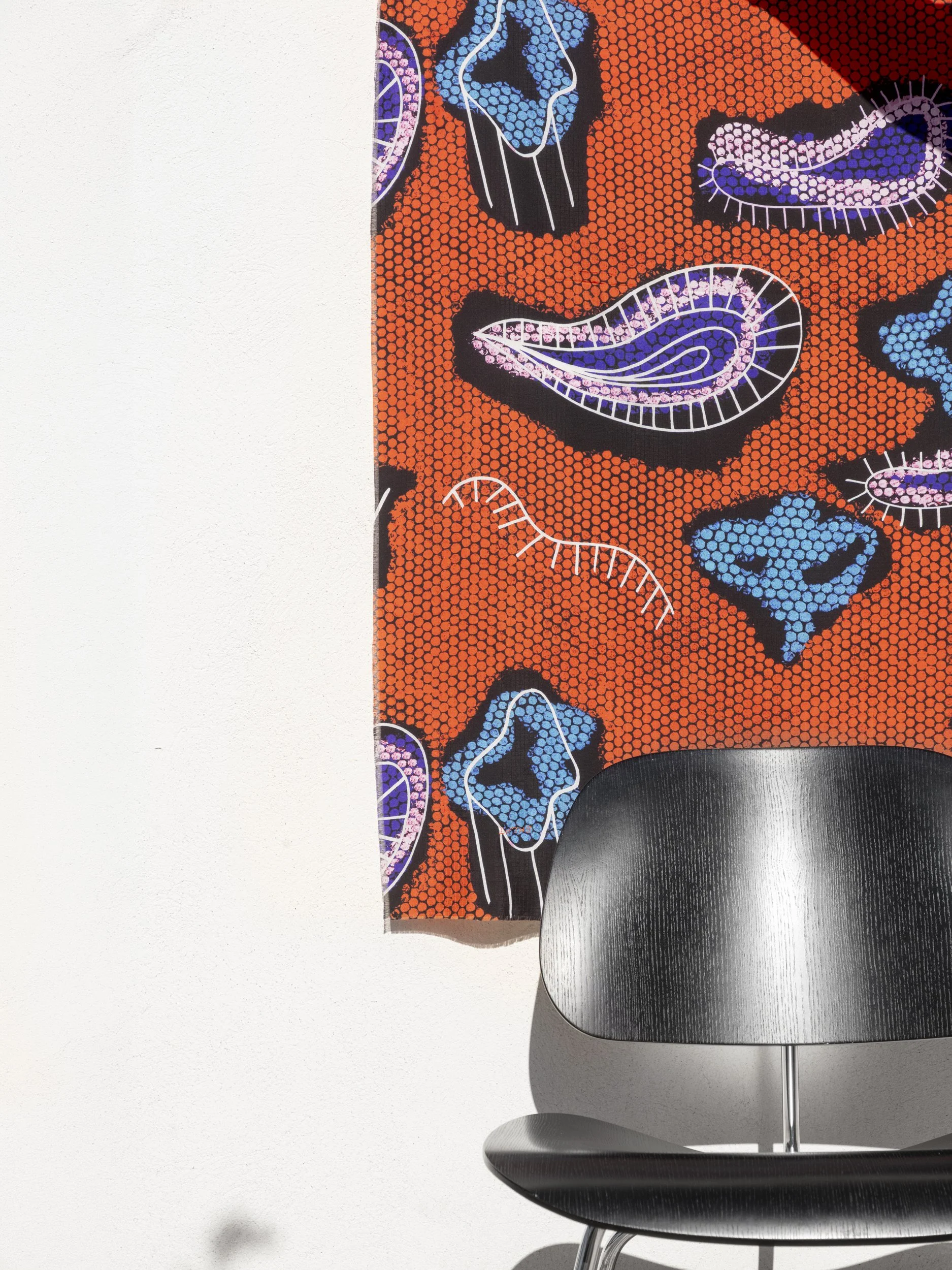 Séraphine – grote zijden sjaal met grafische print in oranjerood, blauw, violet, roze en zwart