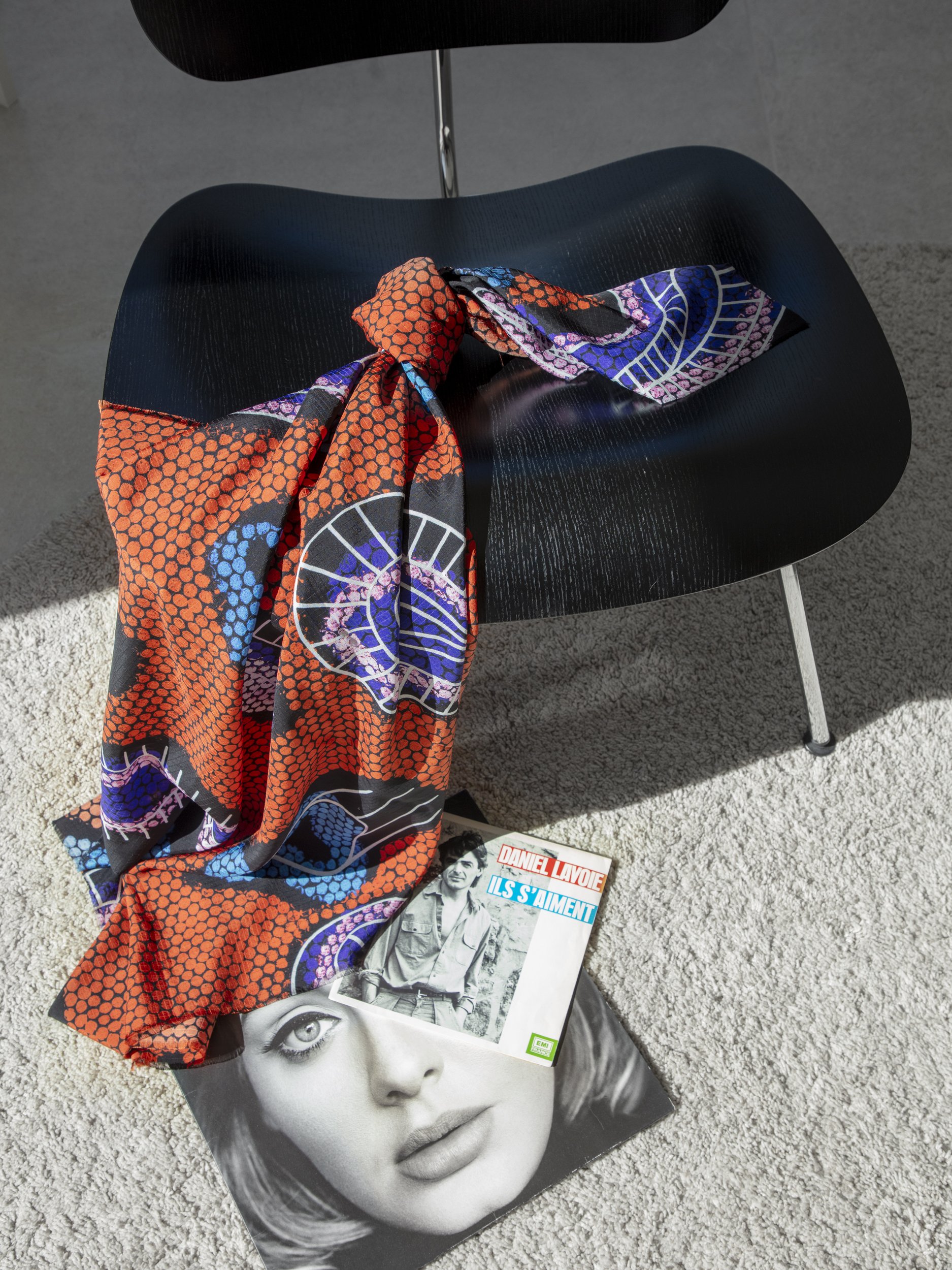 Séraphine – grote zijden sjaal met grafische print in oranjerood, blauw, violet, roze en zwart