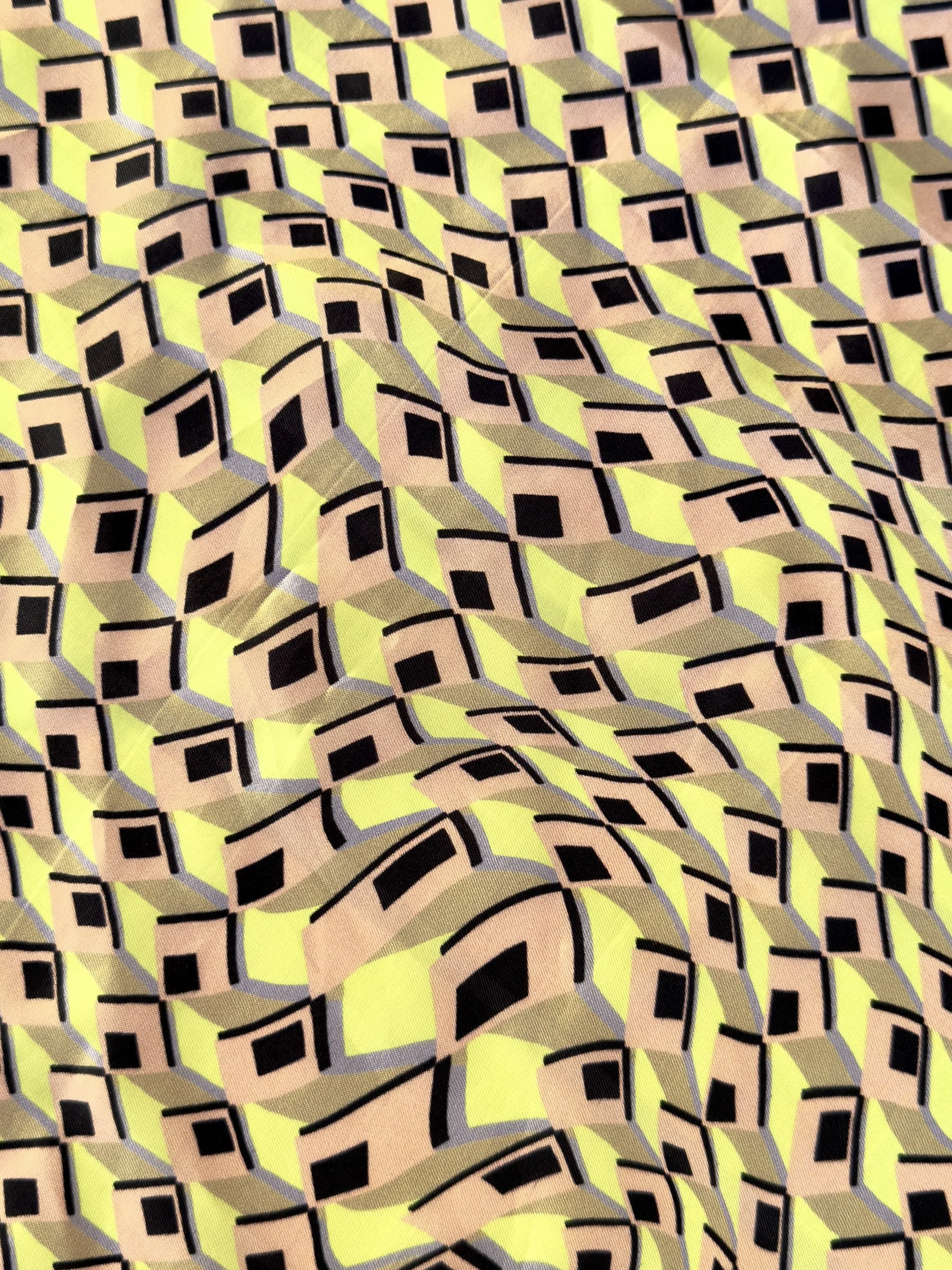 Detail van Geneviève sjaal met geometrisch patroon dat naar de hoeken vervormt