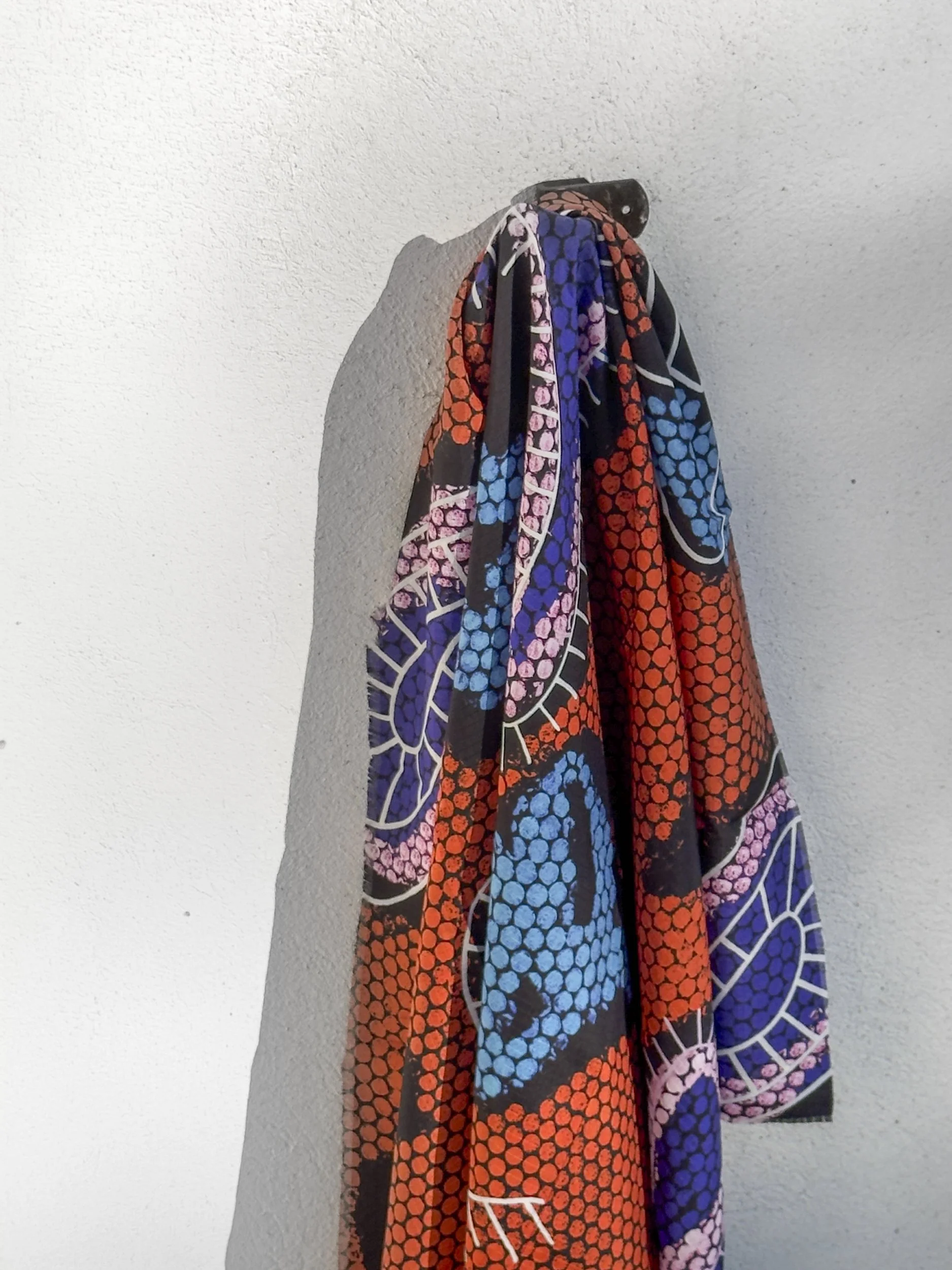 Séraphine – grote zijden sjaal met grafische print in oranjerood, blauw, violet, roze en zwart