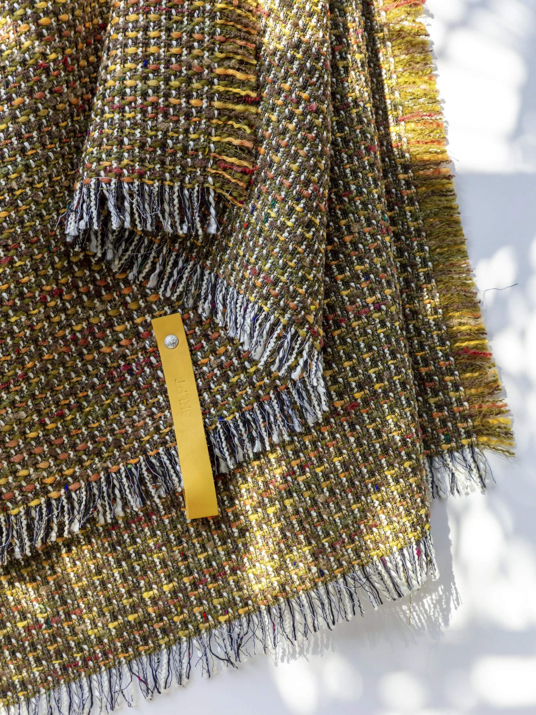 Clémence – geweven tweed sjaal met fijne franjes en veelkleurige garens.