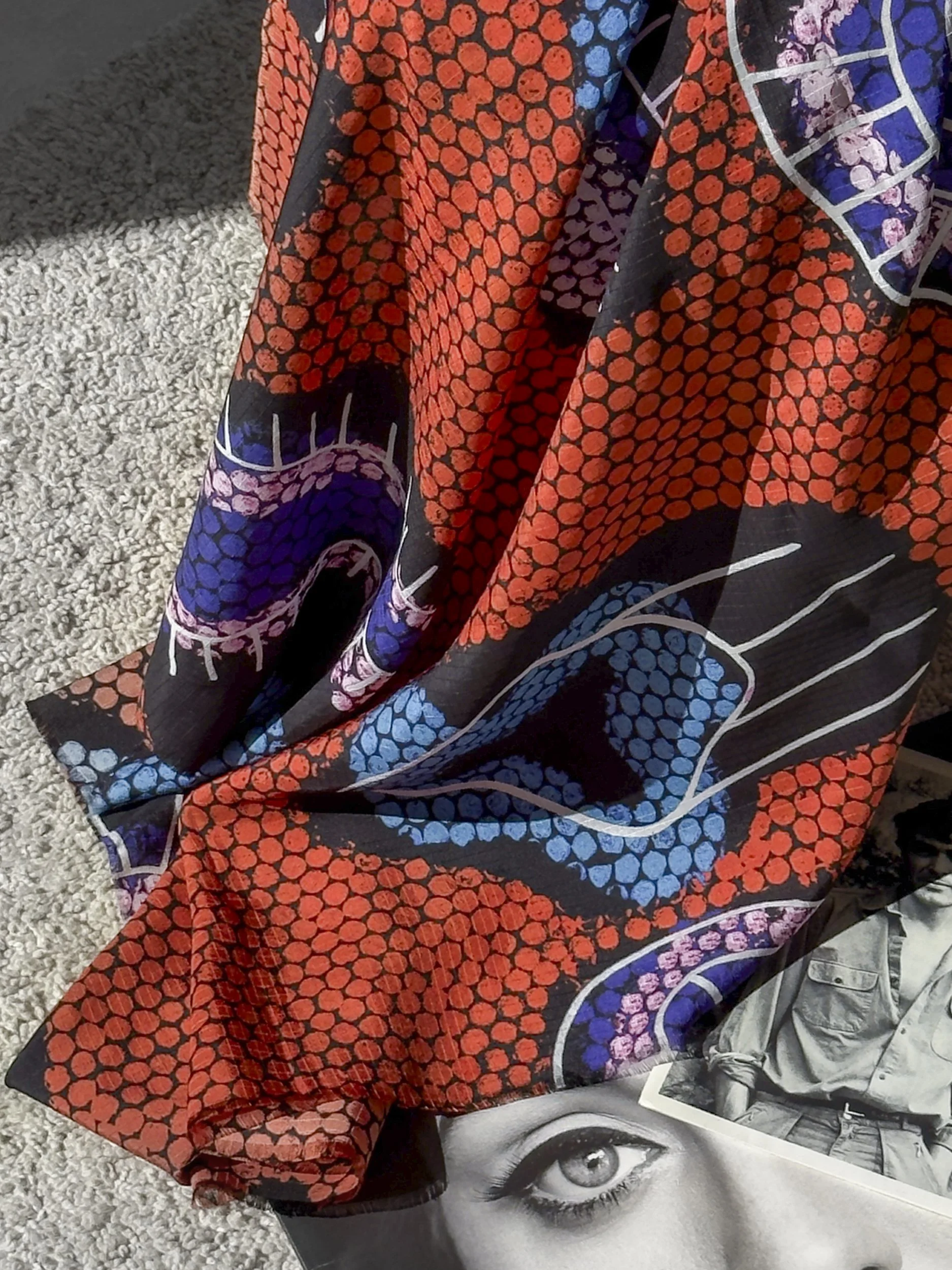 Séraphine – grote zijden sjaal met grafische print in oranjerood, blauw, violet, roze en zwart