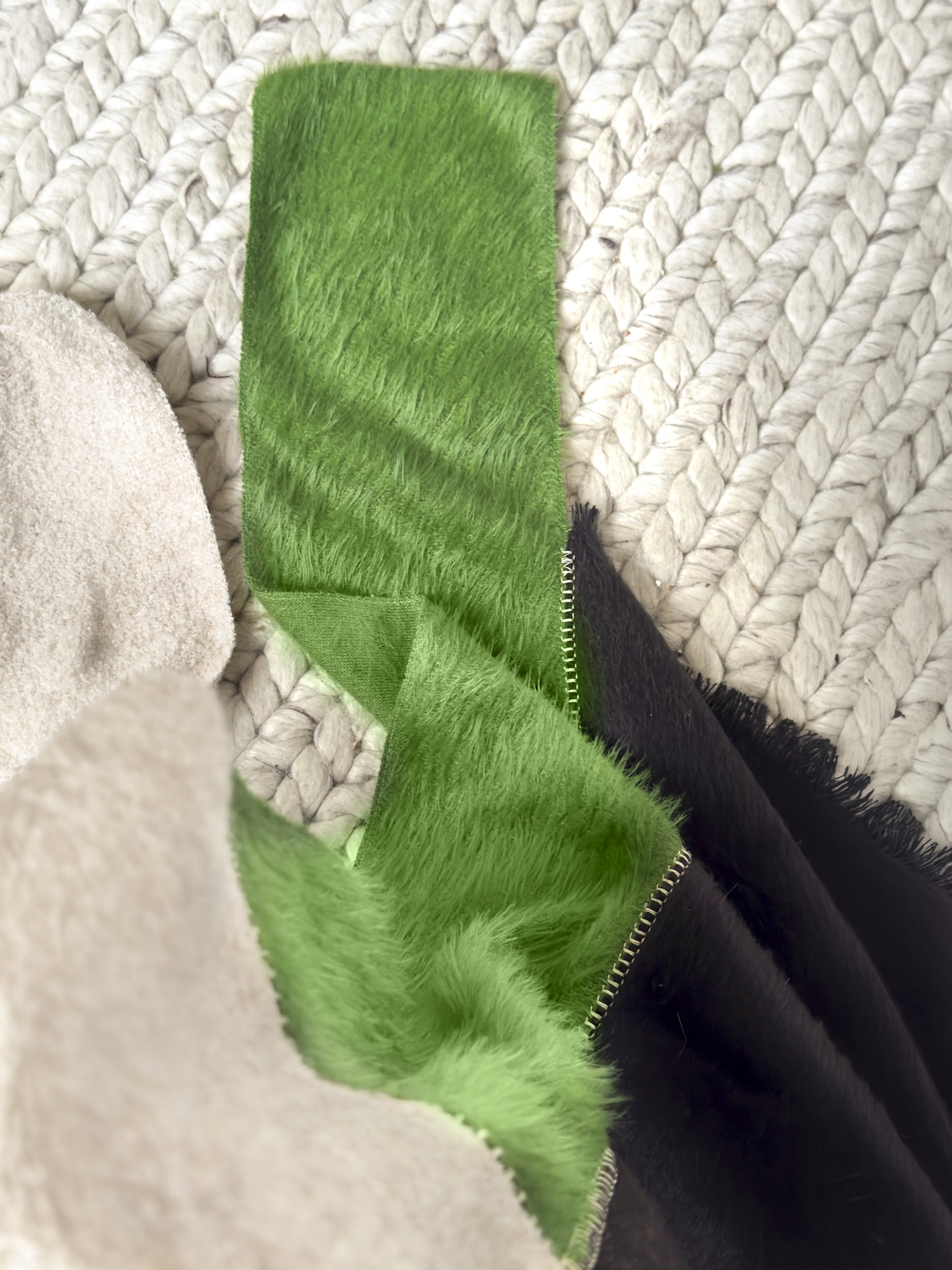 Lange asymmetrische sjaal Meadow met grasgroene, donkerbruine en beige texturen