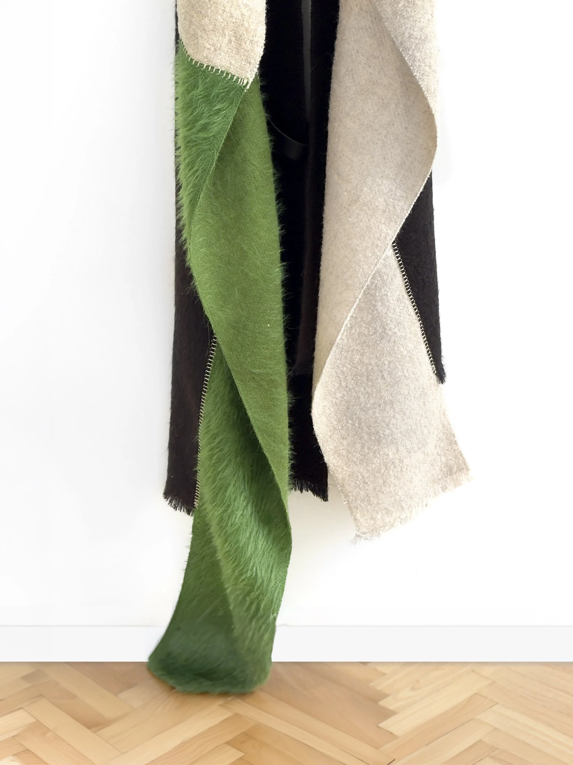Meadow – asymmetrische sjaal in grasgroen, donkerbruin en kiezelbeige