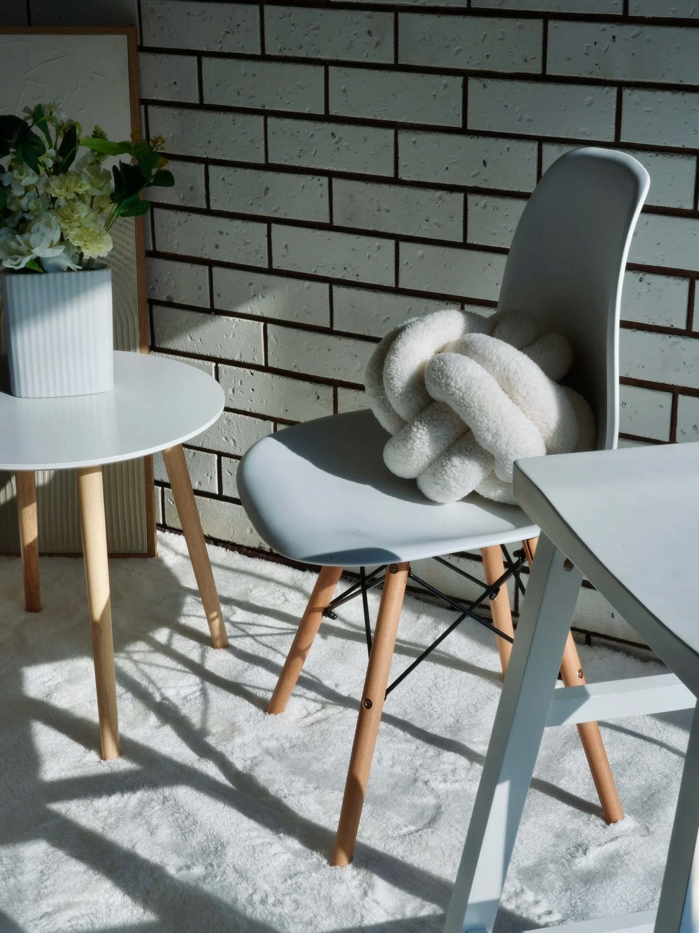 Soft light, quiet space, natural mood ✨ Perfect for elevating your content look into a luxury feel

Book now via DM and secure your spot 📷

#melbourne #contentstudio #studiohire #photographystudio #photography #socialmediamarketing #melbournemedia #