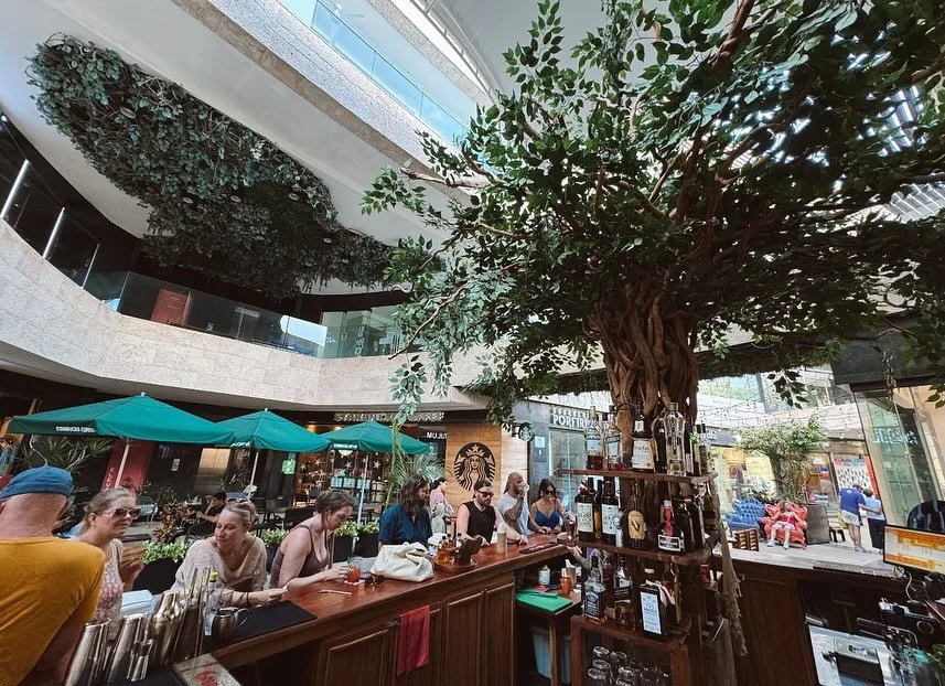 Tu lugar favorito est&aacute; reservado. . 🥂🍸🍹
Nuestra barra es testigo de encuentros, descubrimientos y sabores &uacute;nicos. Aqu&iacute; cada asiento tiene una historia liquida que contar. 🫰🏽🥳