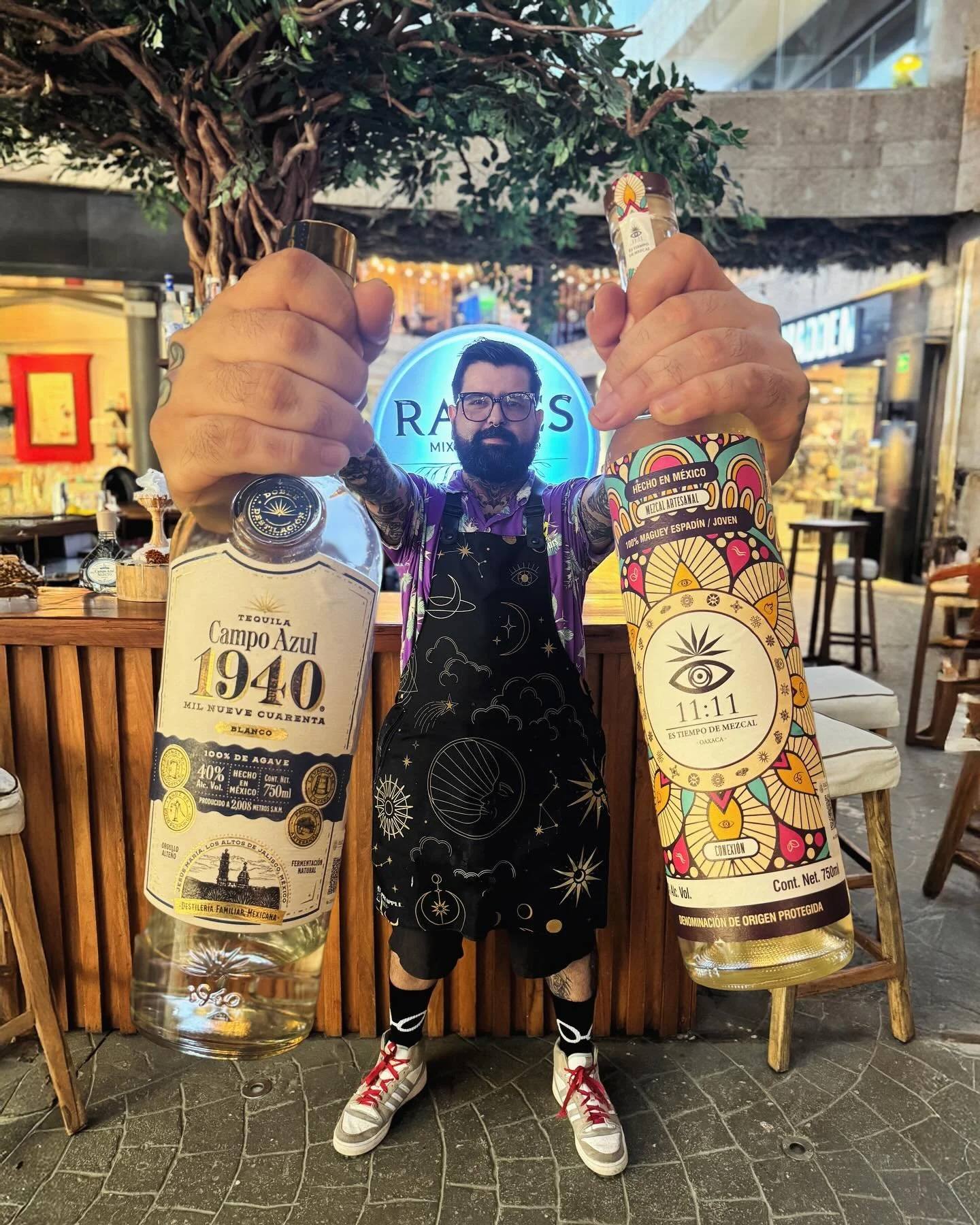 NO ES SOLO UN TRAGO.. ES UNA DECLARACI&Oacute;N!
&iquest;Tequila o mezcal? En RA&Iacute;CES se toma con actitud y se disfruta sin reglas. 
Quien est&aacute; detr&aacute;s de la barra sabe lo que hace&hellip; y lo que te va a gustar.

🍸 Ven por el tr
