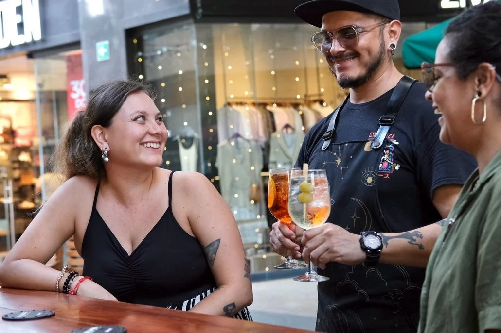 Cheers con estilo y sabor! 🥂🍸🔝
Porque la vida es m&aacute;s rica entre brindis y risas.

&iexcl;Ven a probarlos y arma el brindis perfecto!