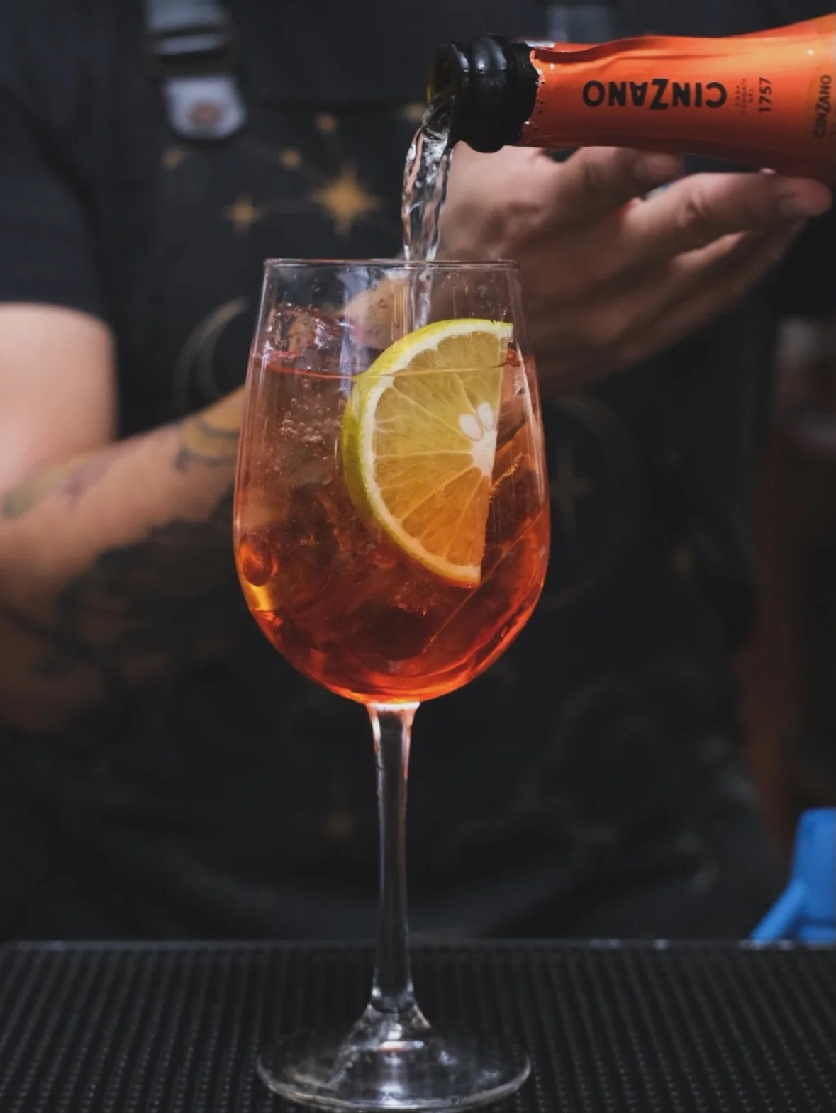 &iquest;El secreto del Spritz perfecto? 
La precisi&oacute;n. 🧊🍊🔝

Burbujas frescas, c&iacute;tricos seleccionados y el ambiente que solo encuentras en el coraz&oacute;n de Playa. El plan ideal para empezar (o terminar) el d&iacute;a de la mejor m