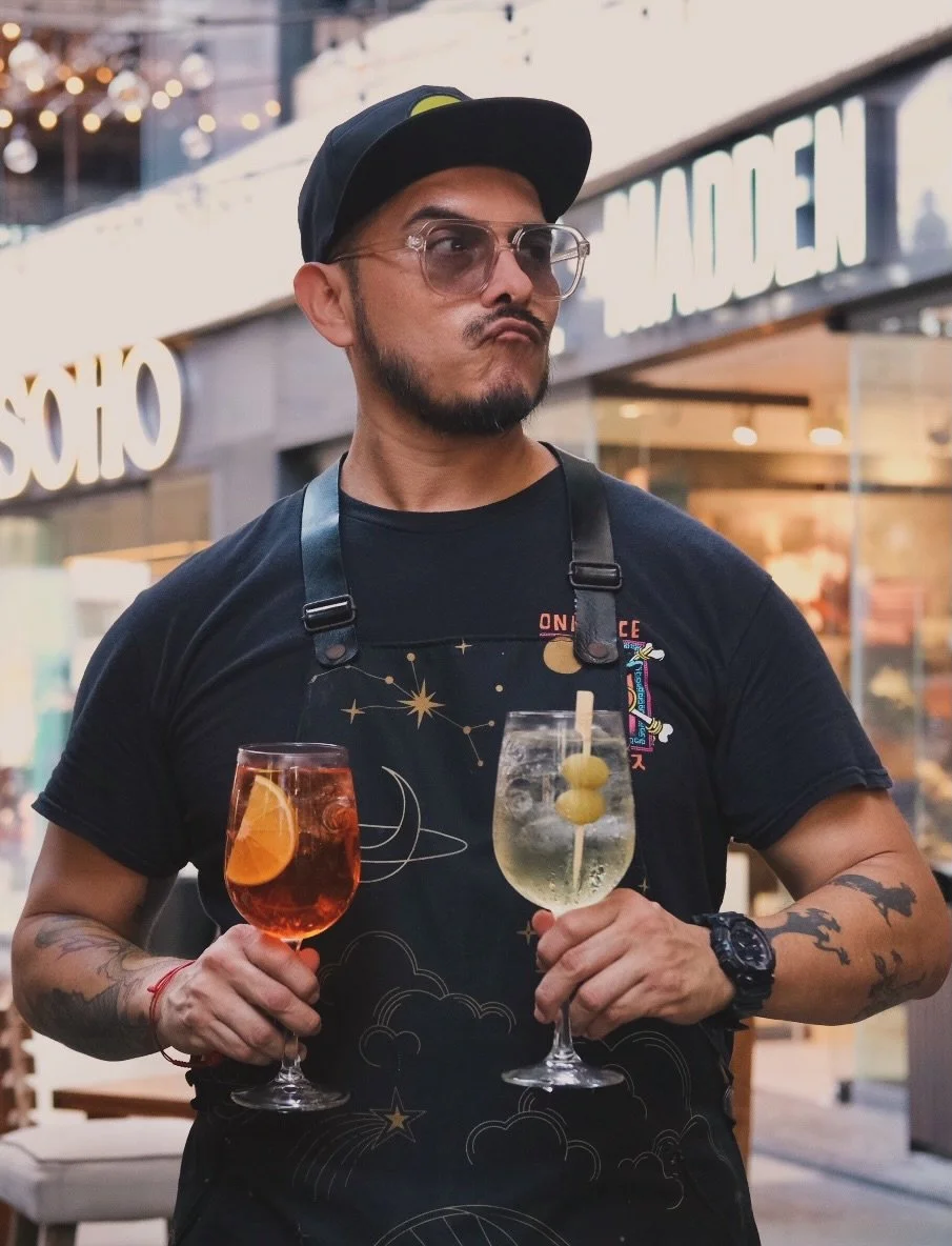 Serios con los c&oacute;cteles. No tanto con nosotros mismos. 😎🫣😜
En @raicespdc creemos que los mejores tragos vienen acompa&ntilde;ados de mucha actitud. Ya sea que se te antoje el toque c&iacute;trico de un Spritz o el frescor cl&aacute;sico de 