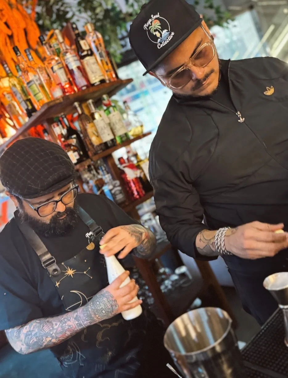 Estilo, precisi&oacute;n y buen flow. 🥃✨ 
En Ra&iacute;ces, sabemos que la diferencia est&aacute; en los detalles y en la pasi&oacute;n de quienes mueven la coctelera.
Nuestra barra est&aacute; lista, las copas est&aacute;n fr&iacute;as y la energ&i