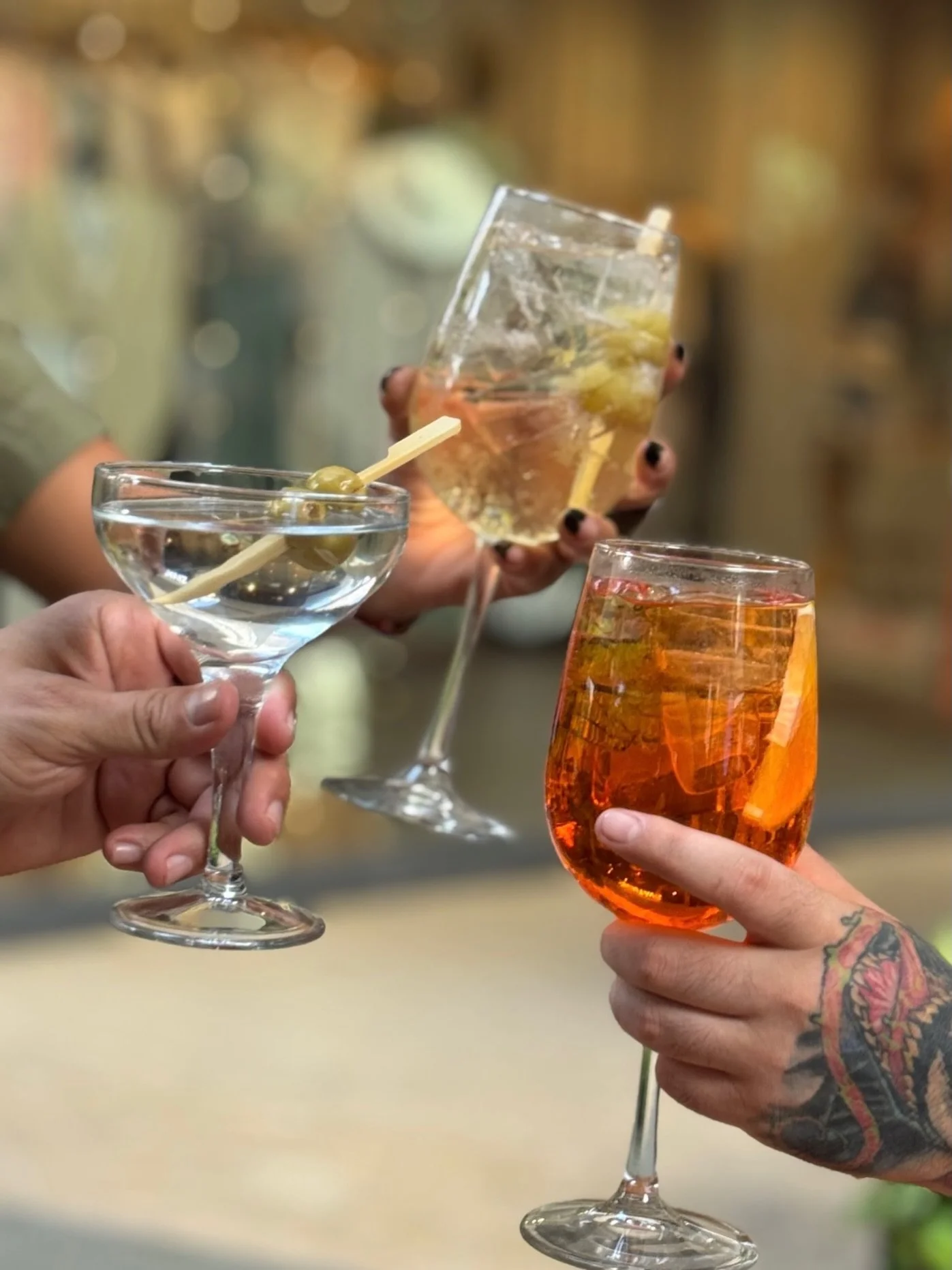 Brindemos por lo que nos une. 🥂
El sabor de nuestras ra&iacute;ces en cada copa. &iquest;Cu&aacute;l de estos es tu favorito para empezar la tarde?