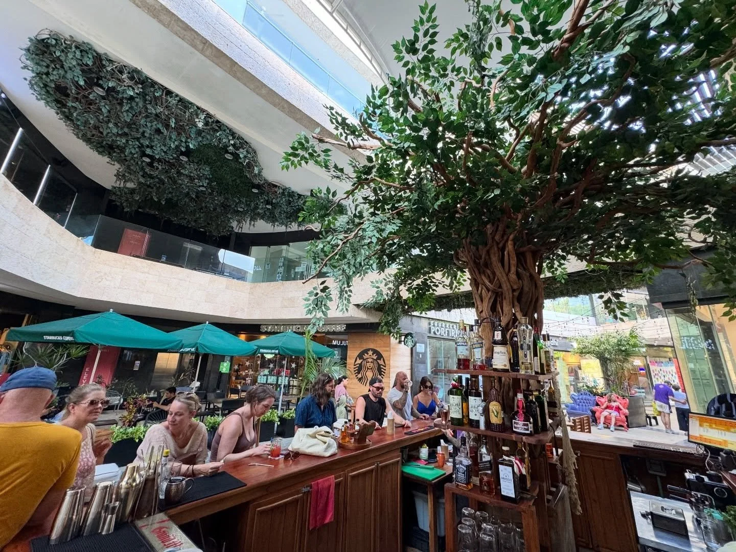 Las creaciones m&aacute;s deliciosas salen de esta barra. Obvio la de @raicespdc 🫰🏽🍸