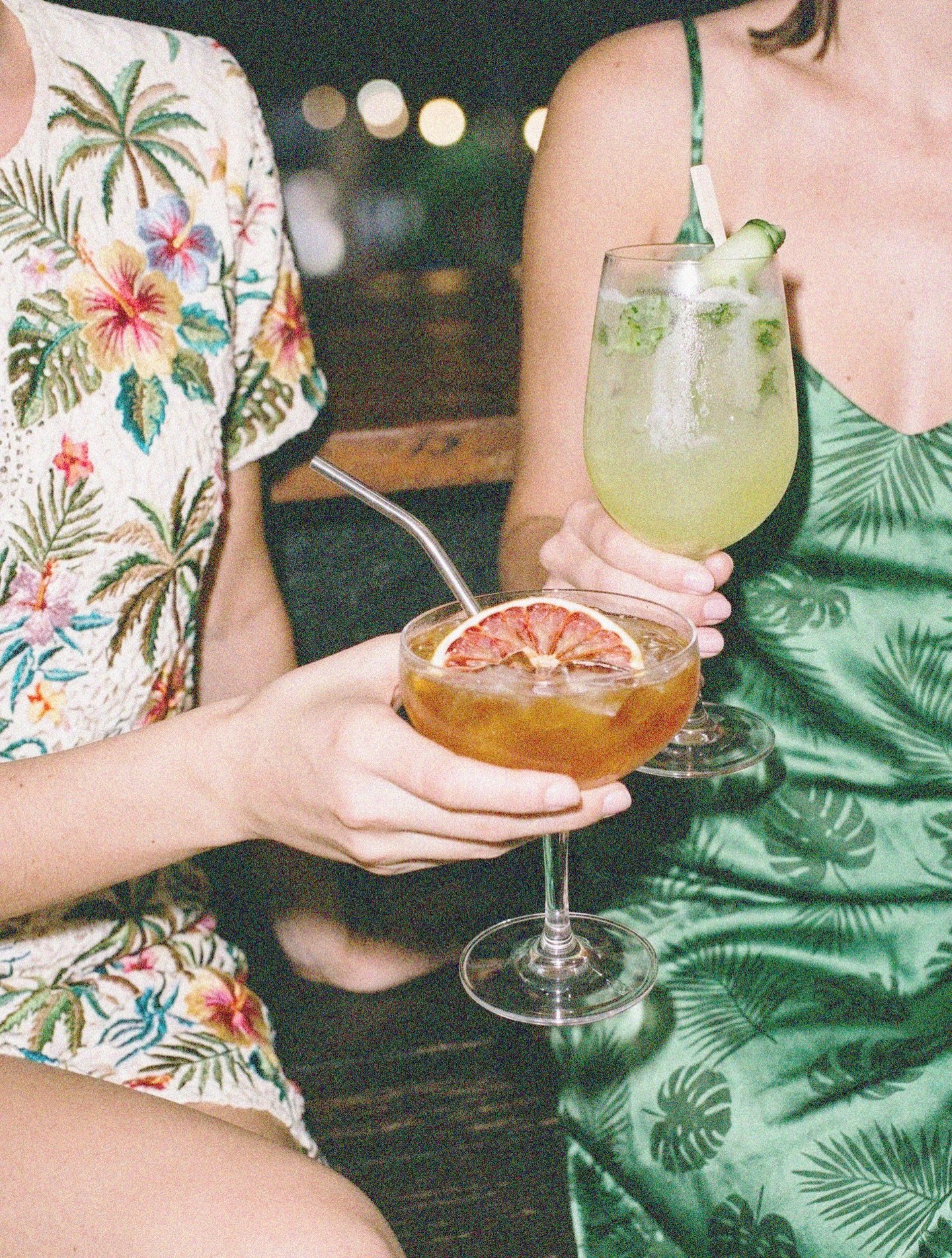 Vibras tropicales y mixolog&iacute;a de autor. 🍸
El balance perfecto entre lo cl&aacute;sico y lo inesperado lo encuentras aqu&iacute;, entre amigos y buena m&uacute;sica.

La noche en Playa tiene un ritmo diferente cuando est&aacute;s en el lugar c