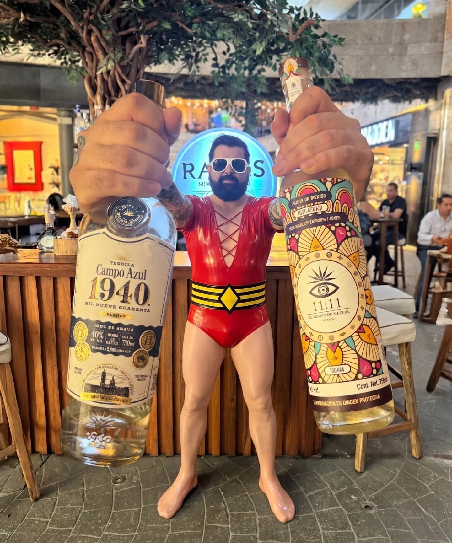 &iquest;Salvar al mundo? Nah. 😴
Mejor salvar el fin de semana eligiendo entre un Tequila o un Mezcal. 🔥
En Ra&iacute;ces, tenemos h&eacute;roes de verdad.
&iquest;Cu&aacute;l es tu equipo? &iquest;Tequila o  Mezcal? O si te late m&aacute;s el nuevo