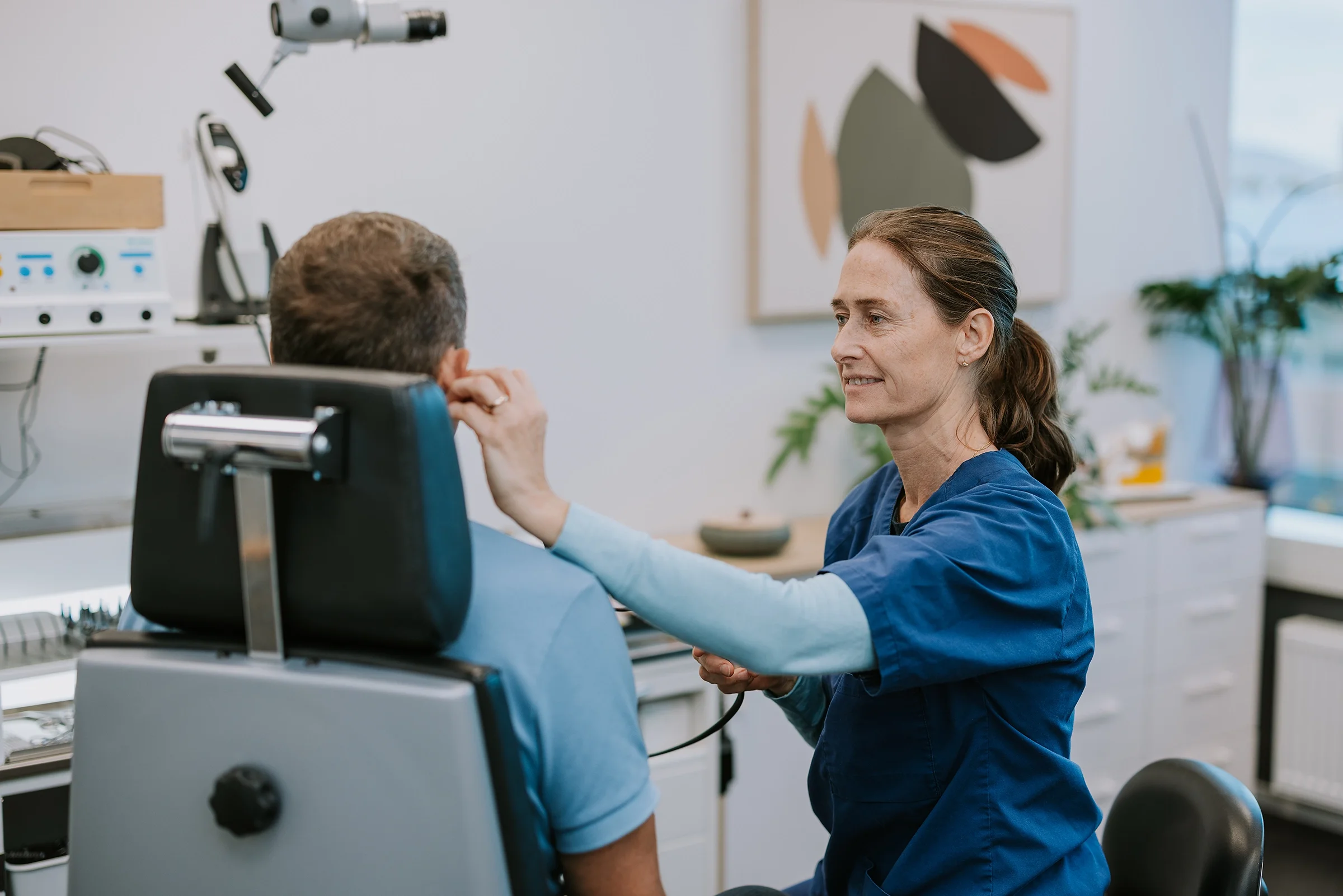 Audiograf holder horeapparat under konsultasjon ved ore nese hals klinikk i Aalesund