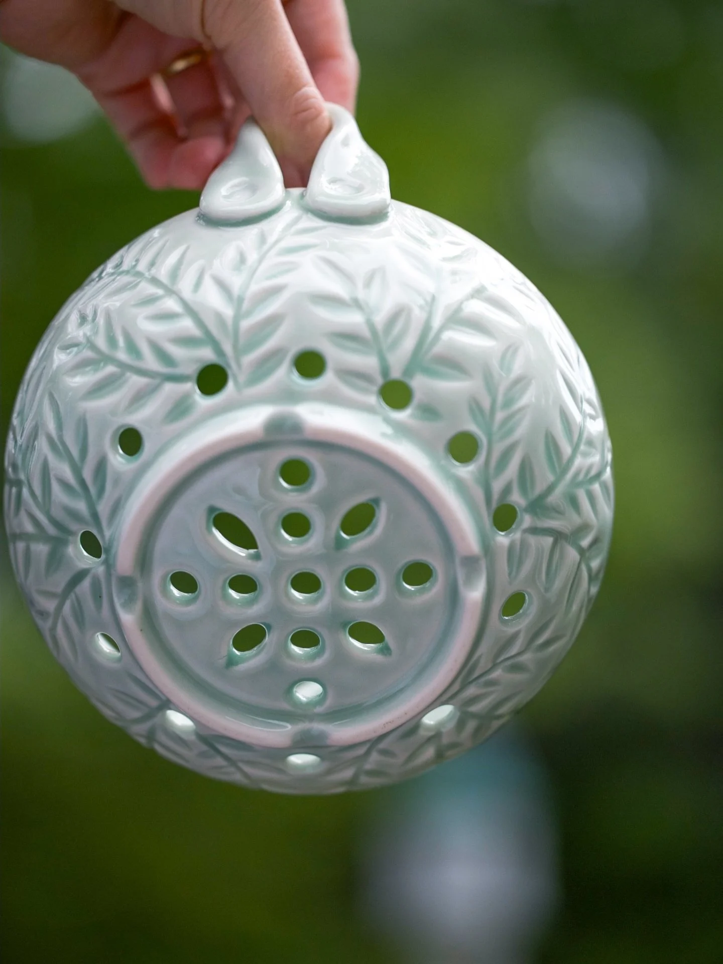 Nature&rsquo;s patterns, reimagined in porcelain. 🍃 
Berry fancy, if I do say so myself🍓😉

Wheelthrown using Kota porcelain by Kentucky Mudworks and glazed with only the beautiful Aqua Celadon by Amaco 

#berrybowl #wheelthrown #porcelain #howiama
