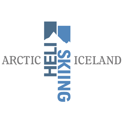 Logo mit einem weißen Banner mit blauen und schwarzen geometrischen Formen, darunter der Text 'Arctic Helicopter Iceland'.