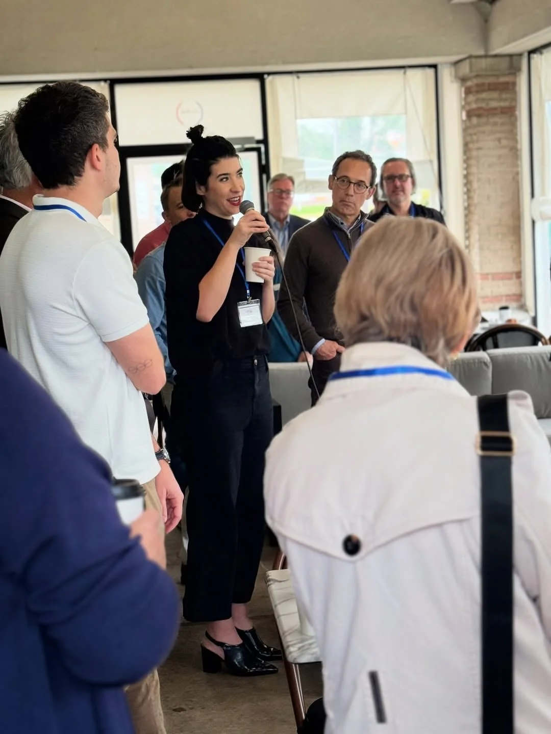 La fondatrice du projet assiste à une discussion sur l'industrie et le commerce entre la France et les États-Unis, en la présence du ministre français de l'Économie des Finances, Roland Lescure