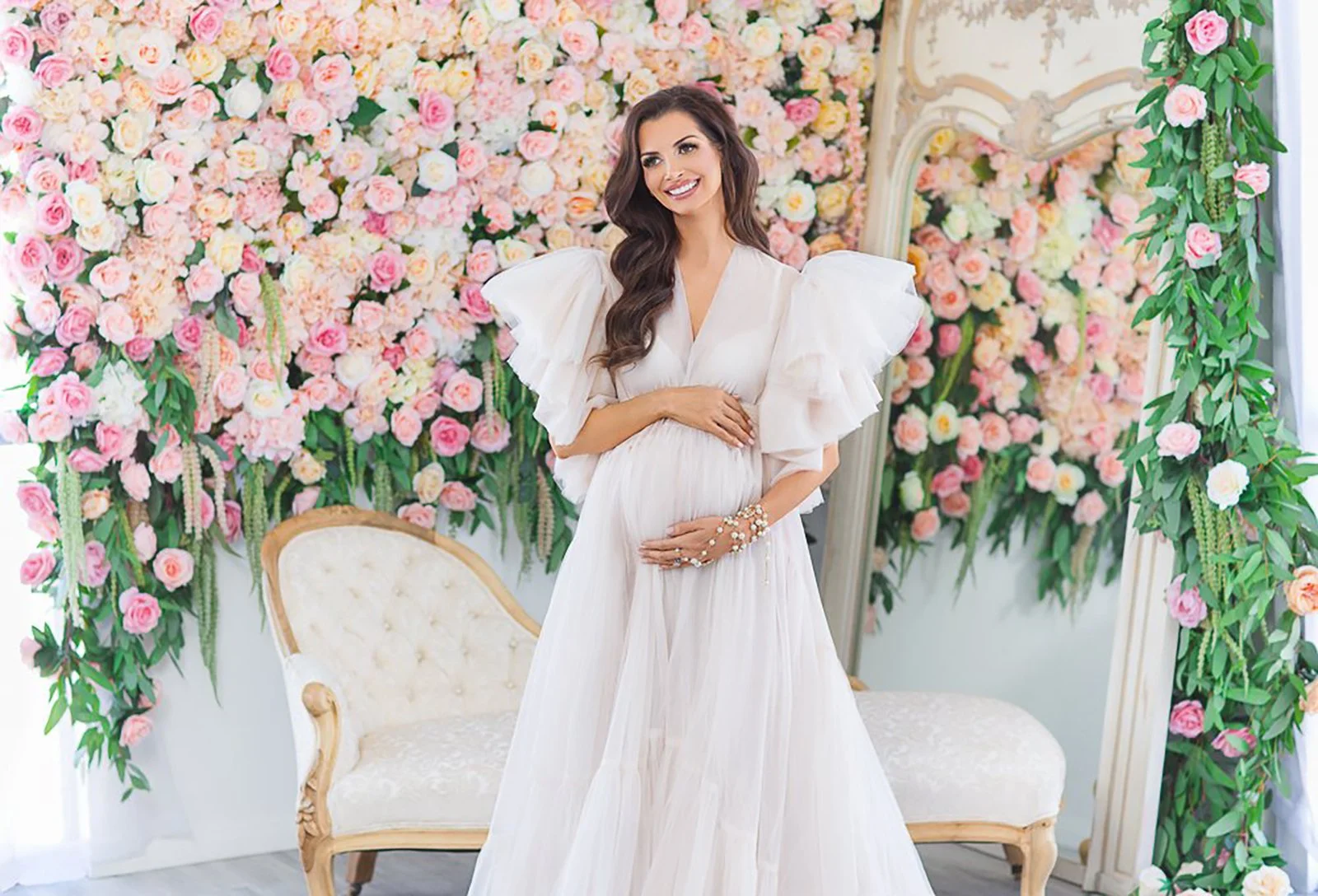 18 Beautiful Maternity Photoshoot Poses for Expecting Moms