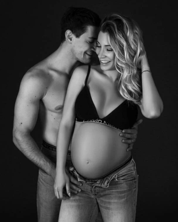 couple-maternity-photoshoot-ideas-26.jpg