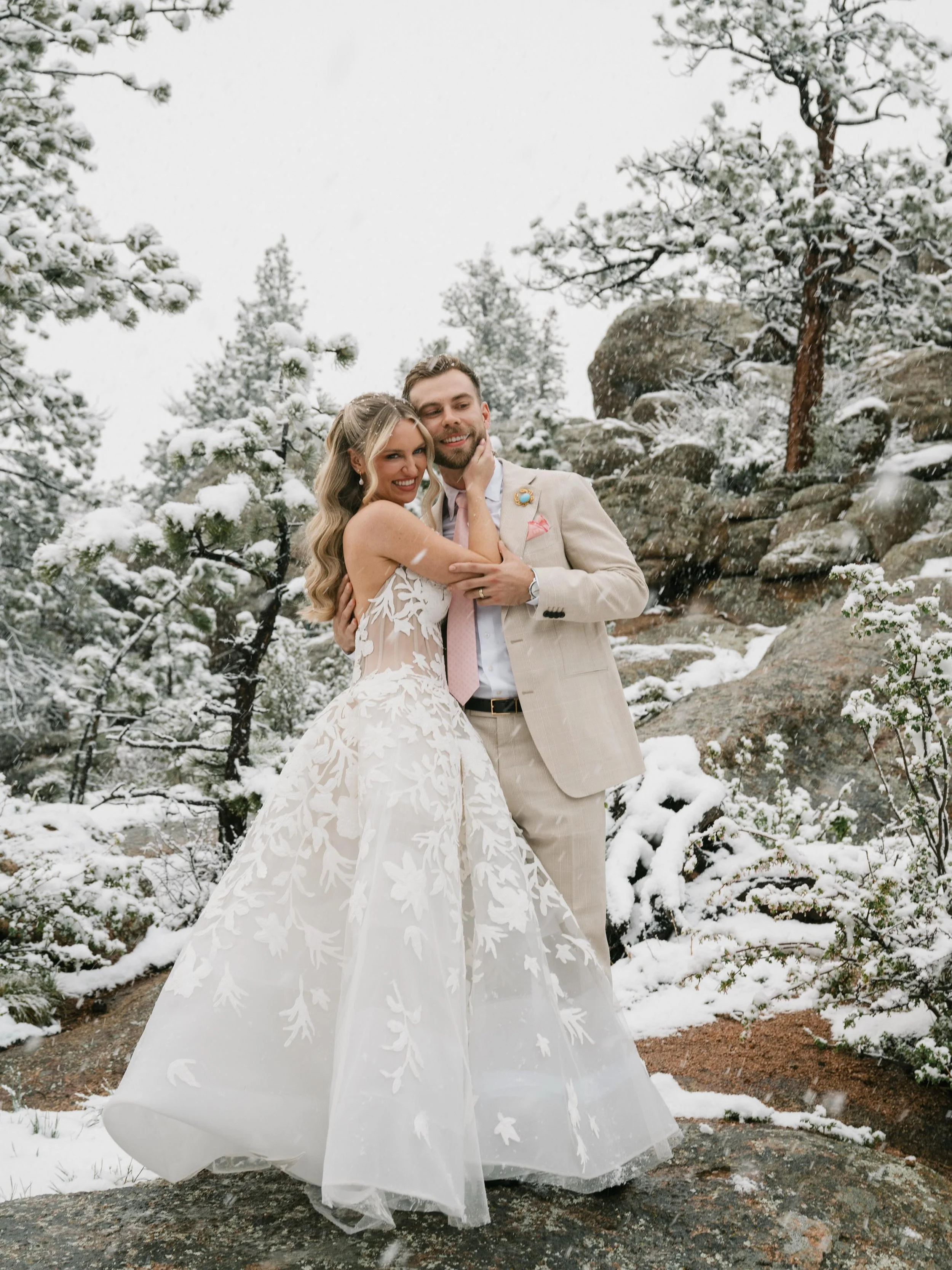 Although snow wasn&rsquo;t planned for, it made everything even more magical ❄️✨ These photos turned out like an absolute dream @shellyandersonphoto 

As a born and raised Florida girl, getting to experience a snowy wedding day in Colorado felt so sp