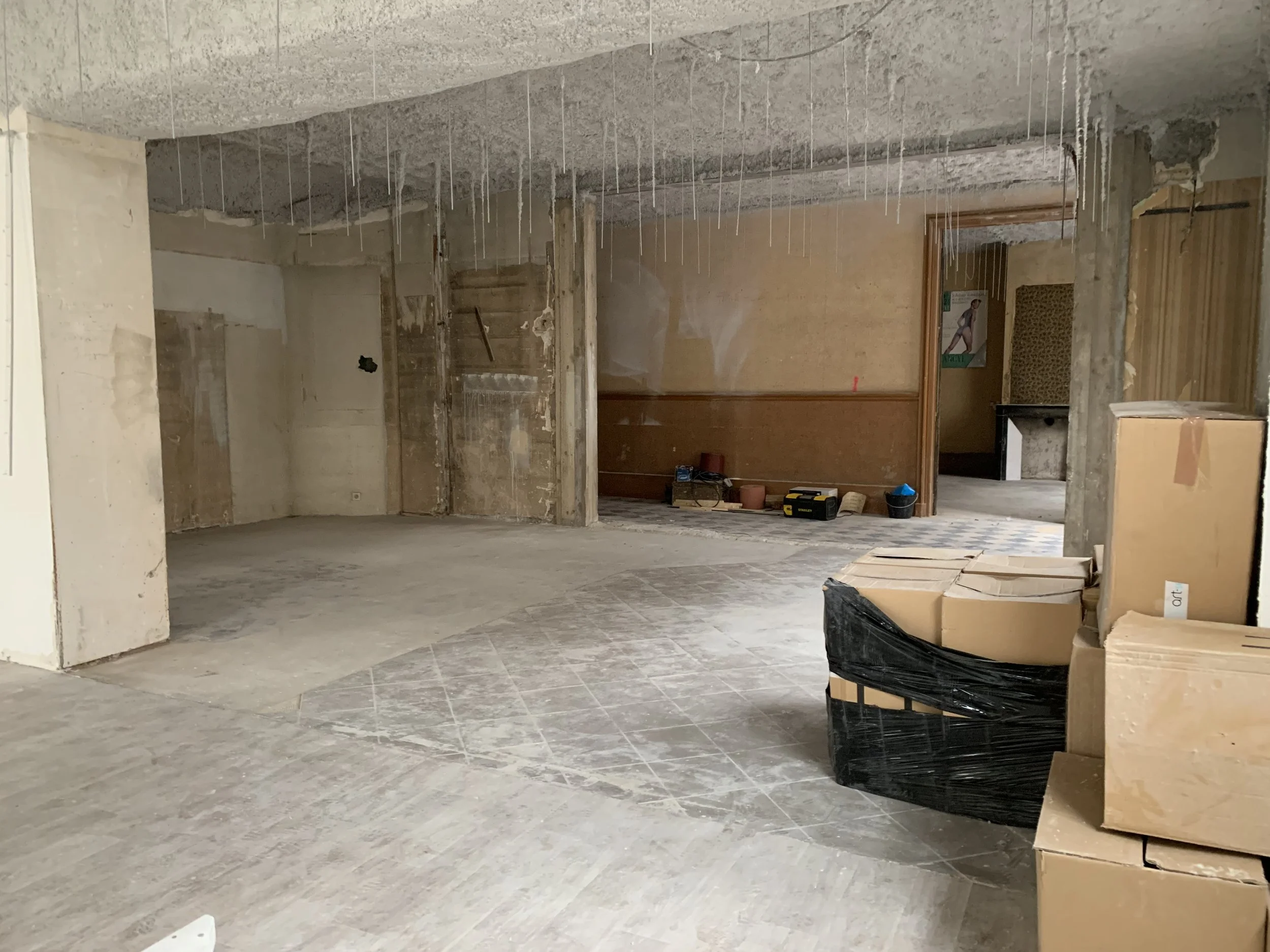 Intérieur d'un espace en rénovation avant travaux.