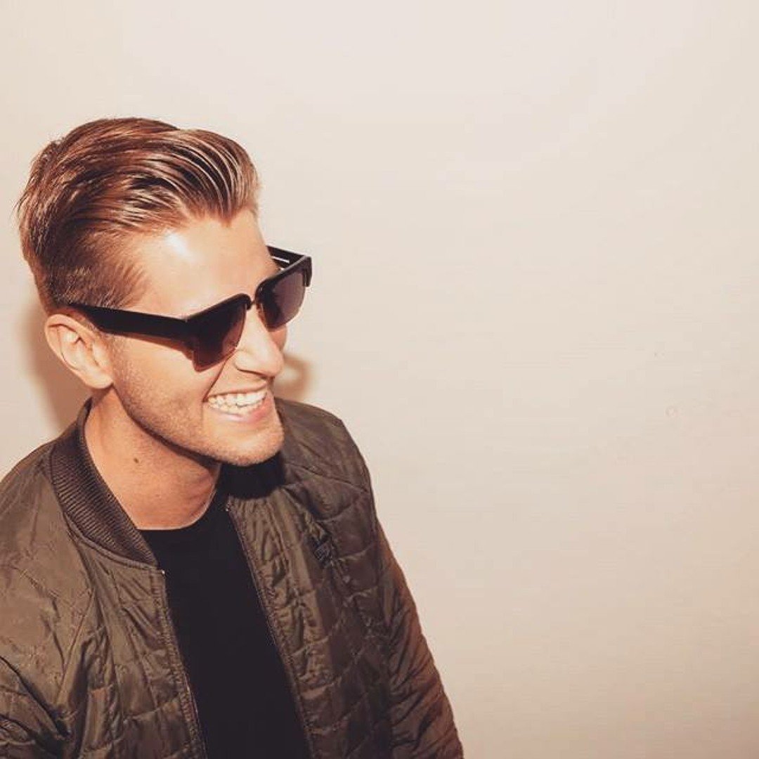 Entrepreneur sharing 5-star review of ASKFinance’s virtual CFO support, financial forecasting, and business growth planning using monthly management reports