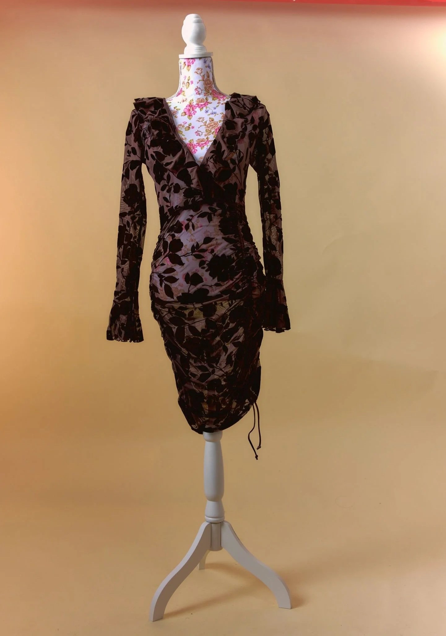 Robe moulante marron à fleurs
Taille : S/M
