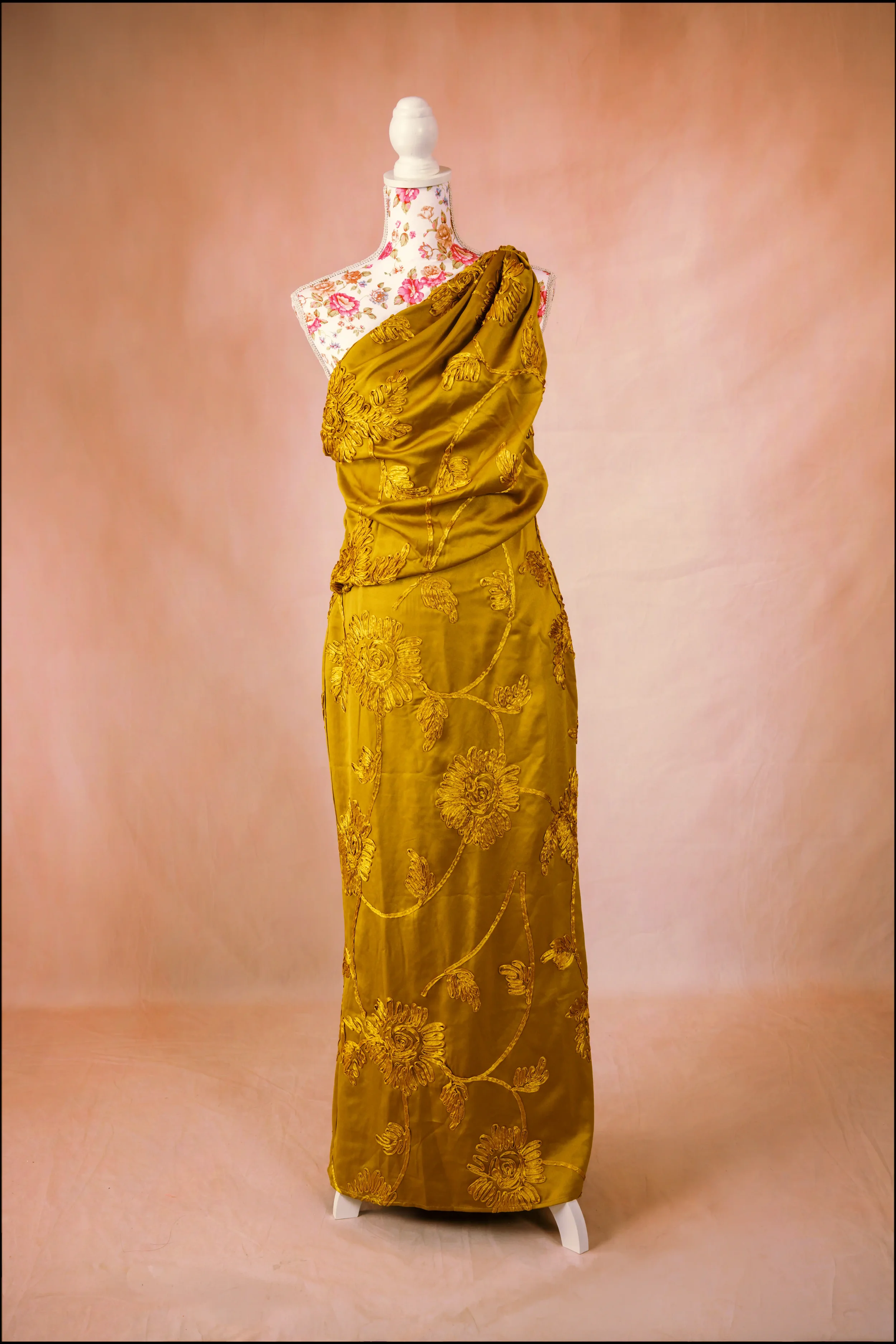 Robe asymétrique drapée broderies ocre 
Taille : M