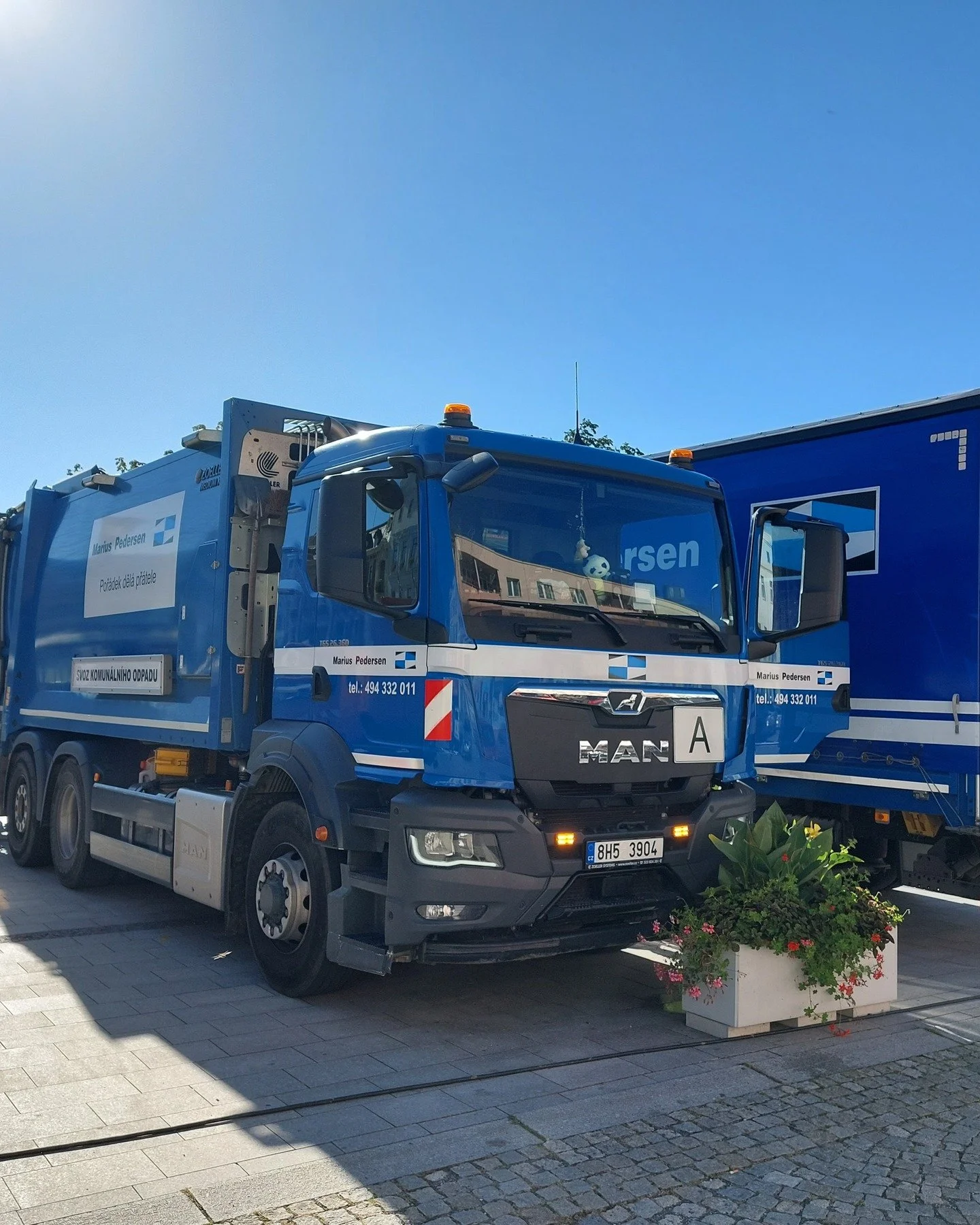 ♻️ REUSE = druh&aacute; &scaron;ance ♻️

Star&yacute; svetr, opraven&aacute; židle nebo repasovan&yacute; stolek &ndash; to nemus&iacute; končit na skl&aacute;dce.

20. z&aacute;ř&iacute; jsme byli u toho na Reuse dni v Hluč&iacute;ně. S n&aacute;v&s