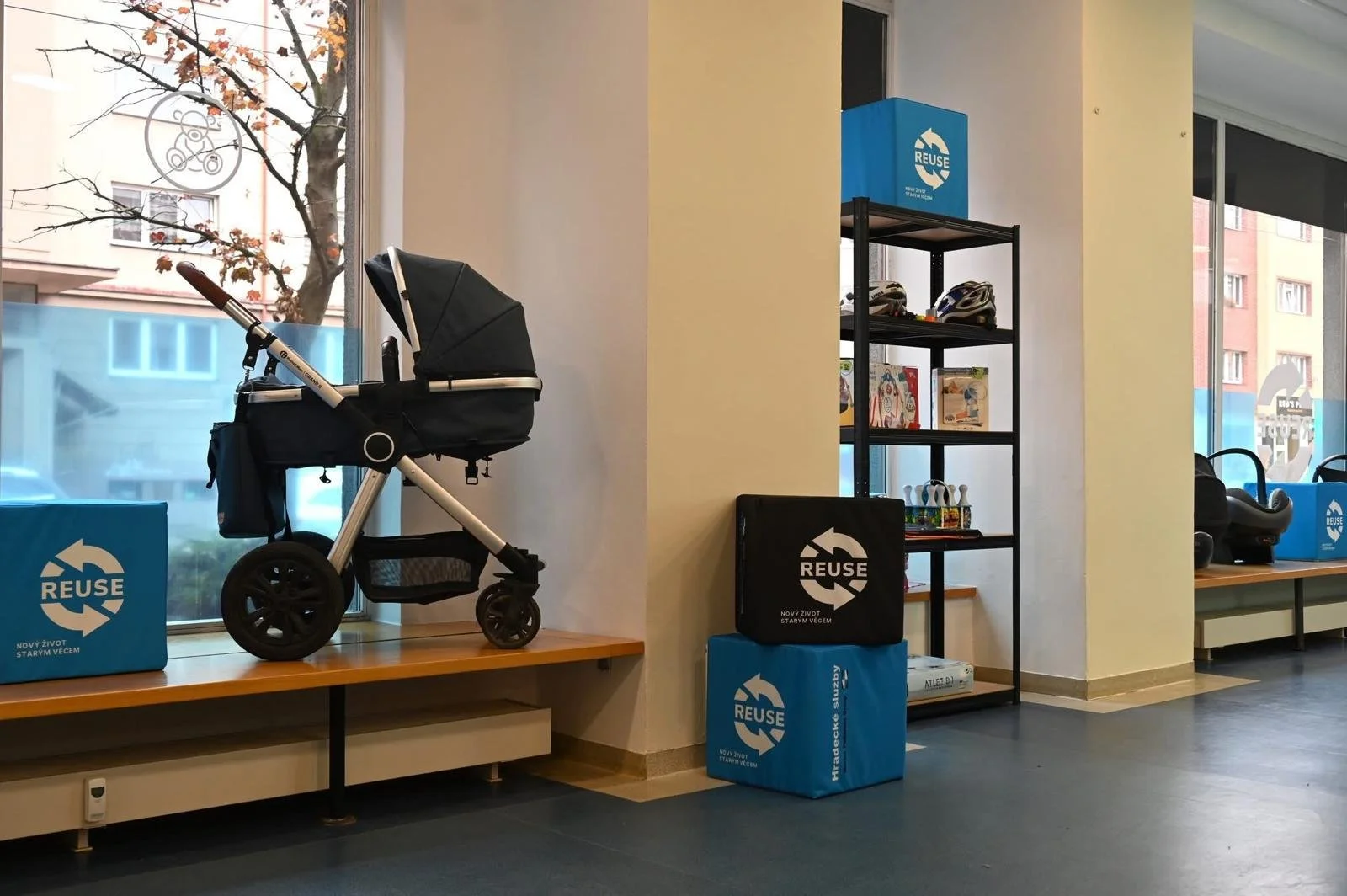 V&iacute;te, co jsou to re-use obchody? 👕♻️

Jsou to m&iacute;sta, kde věci dost&aacute;vaj&iacute; druhou &scaron;anci &ndash; a nově jedno takov&eacute; najdete i na Goč&aacute;rově tř&iacute;dě v Hradci Kr&aacute;lov&eacute;!

Přijďte si vybrat o