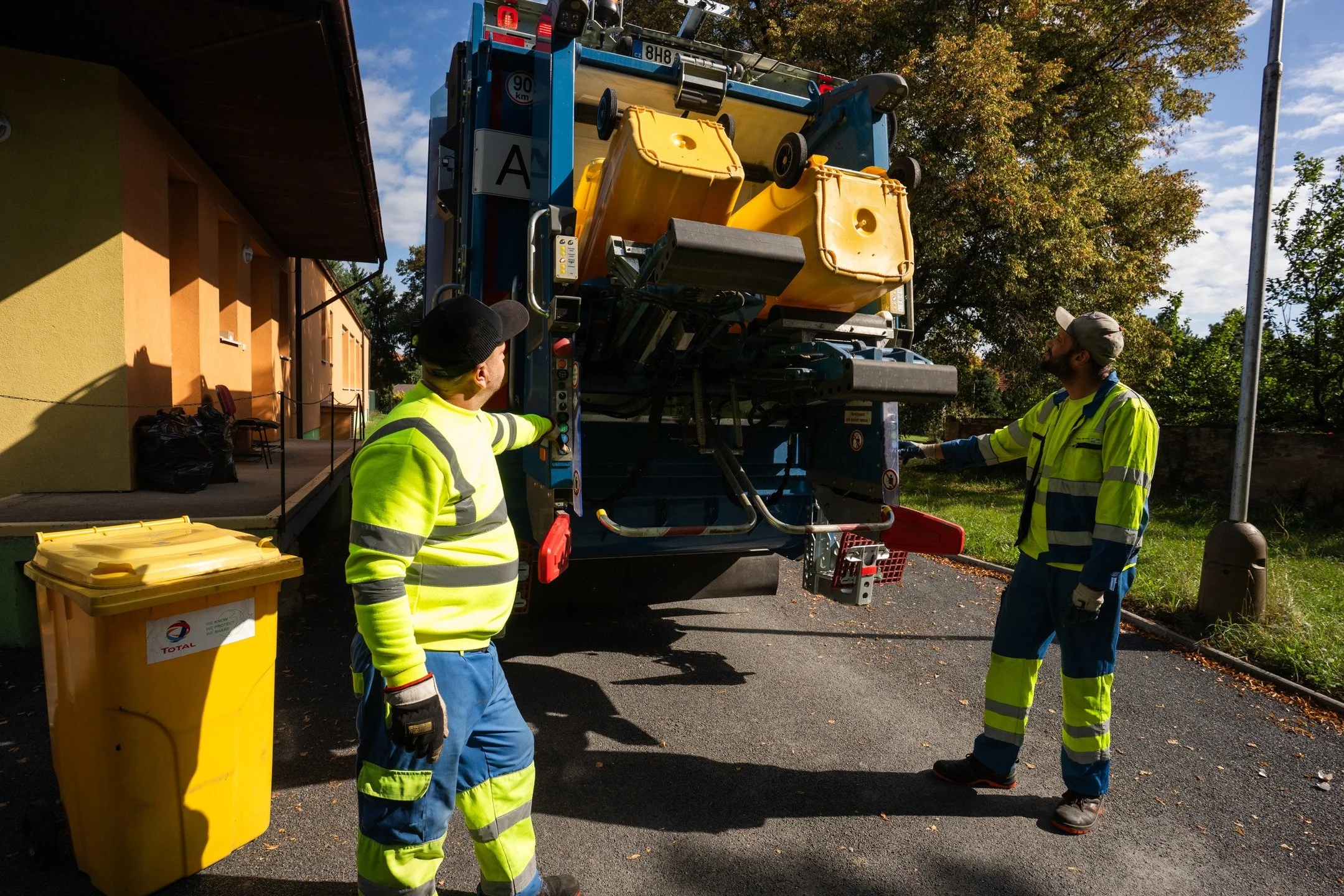 Na&scaron;e pr&aacute;ce nen&iacute; jen o odpadech. 💛

Je o vztahu k lidem, městům a př&iacute;rodě. Věř&iacute;me, že když děl&aacute;me věci poctivě a s respektem, vznik&aacute; v&iacute;c než služba &ndash; vznik&aacute; důvěra.

Poř&aacute;dek 