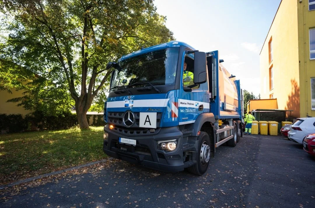 Každ&yacute; den brzy r&aacute;no vyr&aacute;žej&iacute; do ulic, aby města a obce zůstaly čist&eacute;. 🚛

Nen&iacute; to jen svoz odpadu &ndash; je to pr&aacute;ce, d&iacute;ky kter&eacute; v&scaron;echno funguje.

Za volantem sed&iacute; lid&eacu