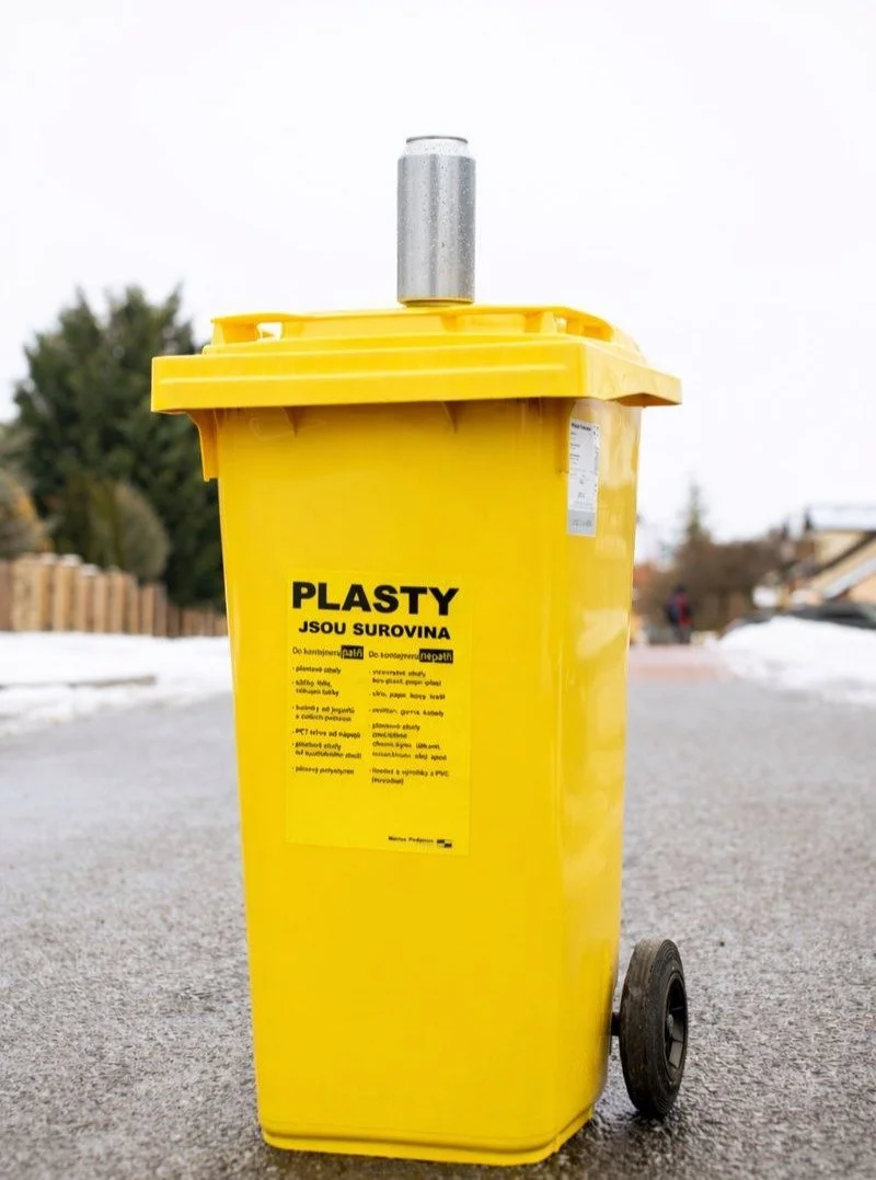 🥫Kam s pr&aacute;zdnou plechovkou?
 
V obc&iacute;ch, ve kter&yacute;ch zaji&scaron;ťujeme svoz odpadu, plat&iacute;:
👉🏻 Můžete použ&iacute;t &scaron;ed&yacute; kontejner na kovy? Použijte ho.
👉🏻 Nen&iacute; po ruce? Vhoďte pr&aacute;zdnou plech