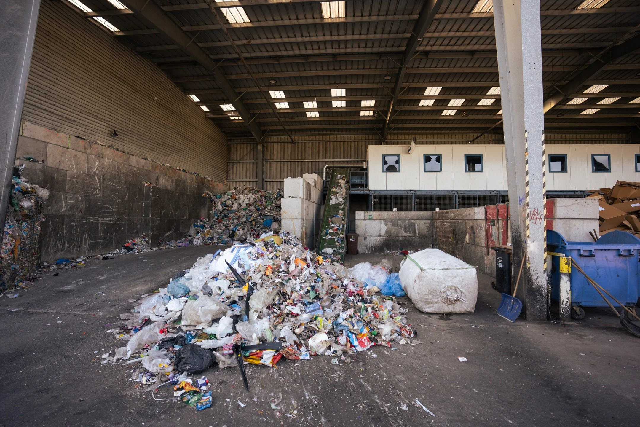 Z odpadu dok&aacute;žeme z&iacute;skat v&iacute;c, než byste čekali. 🔥

Materi&aacute;ly, kter&eacute; už nejdou recyklovat, zpracov&aacute;v&aacute;me na alternativn&iacute; palivo.

T&iacute;m snižujeme množstv&iacute; skl&aacute;dek a pom&aacute;