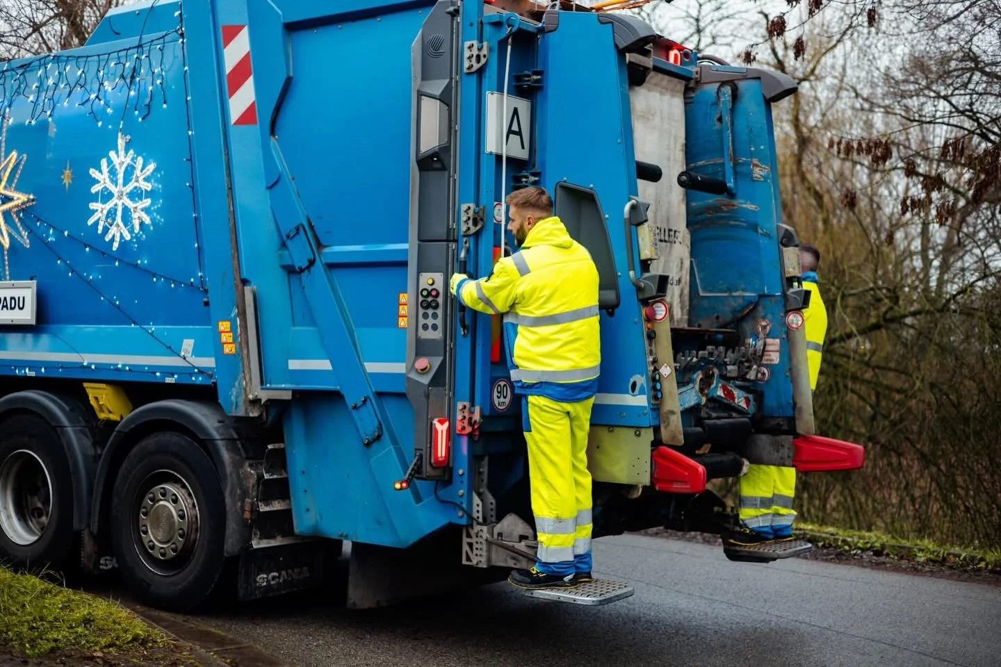 R&aacute;no pod nulou a silnice kloužou. ❄️ 
Pro řidiče svozu ale pr&aacute;ce nekonč&iacute;, pr&aacute;vě naopak. 
Zima prověř&iacute; zku&scaron;enosti, klidnou hlavu i zodpovědnost. 🚛

#MariusPedersen #svozodpadu #komunalnisluzby #zimniprace #re