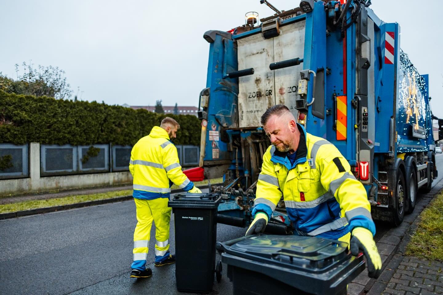 Zima um&iacute; překvapit i odpad. ❄️

Tuh&eacute; pytle, přimrzl&aacute; v&iacute;ka a občas i pr&aacute;ce nav&iacute;c se speci&aacute;ln&iacute;m n&aacute;řad&iacute;m. 🔧

Zimn&iacute; svoz nen&iacute; rutina, ale jsme na něj připraveni. 🚛

#Ma