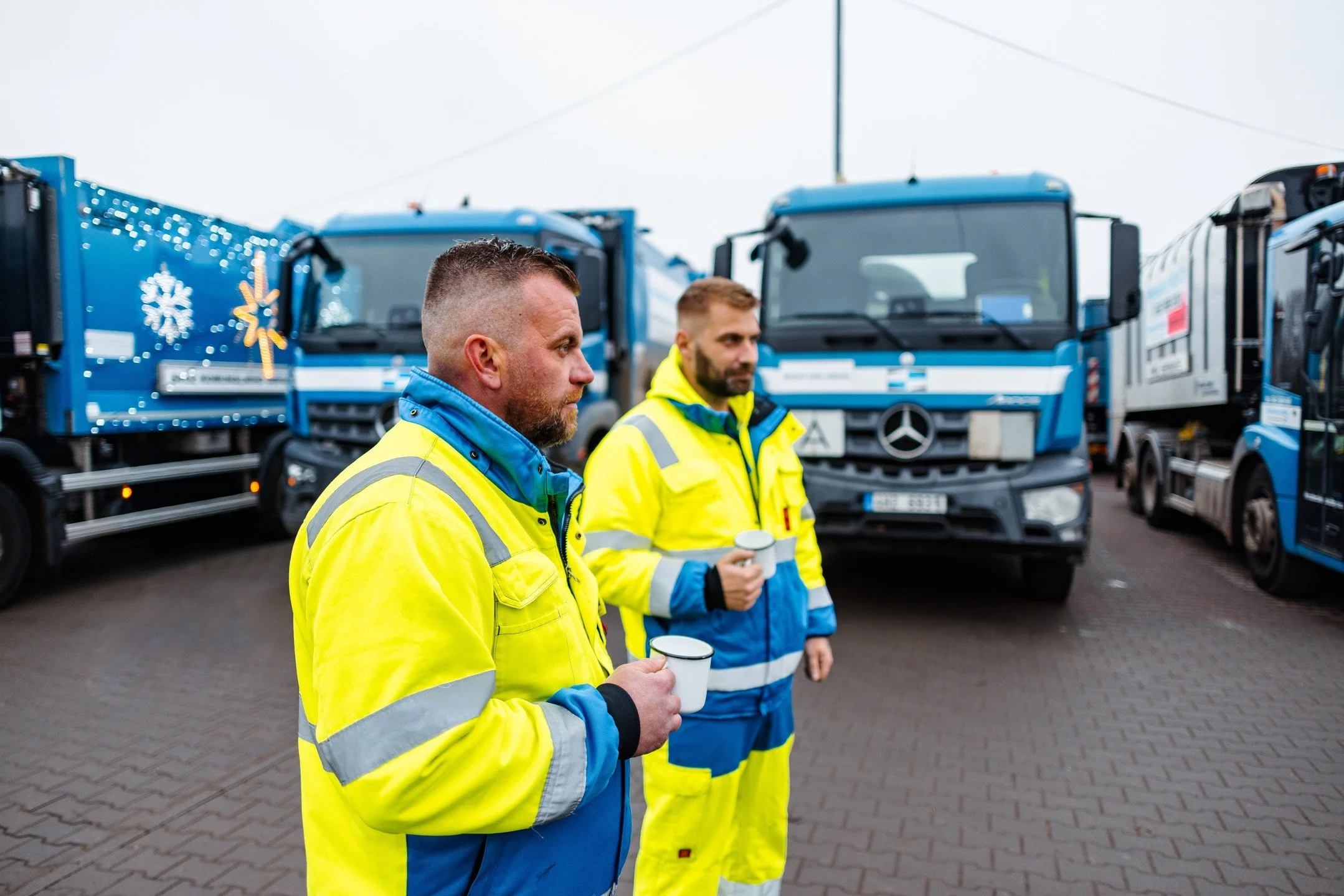 Zima nen&iacute; jen o sněhu, ale o extr&eacute;mn&iacute;ch podm&iacute;nk&aacute;ch. ❄️

Aby na&scaron;i zaměstnanci mohli pracovat bezpečně a v klidu, m&aacute;me zimn&iacute; režim: vyhř&iacute;van&eacute; kabiny, termooblečen&iacute; a techniku 