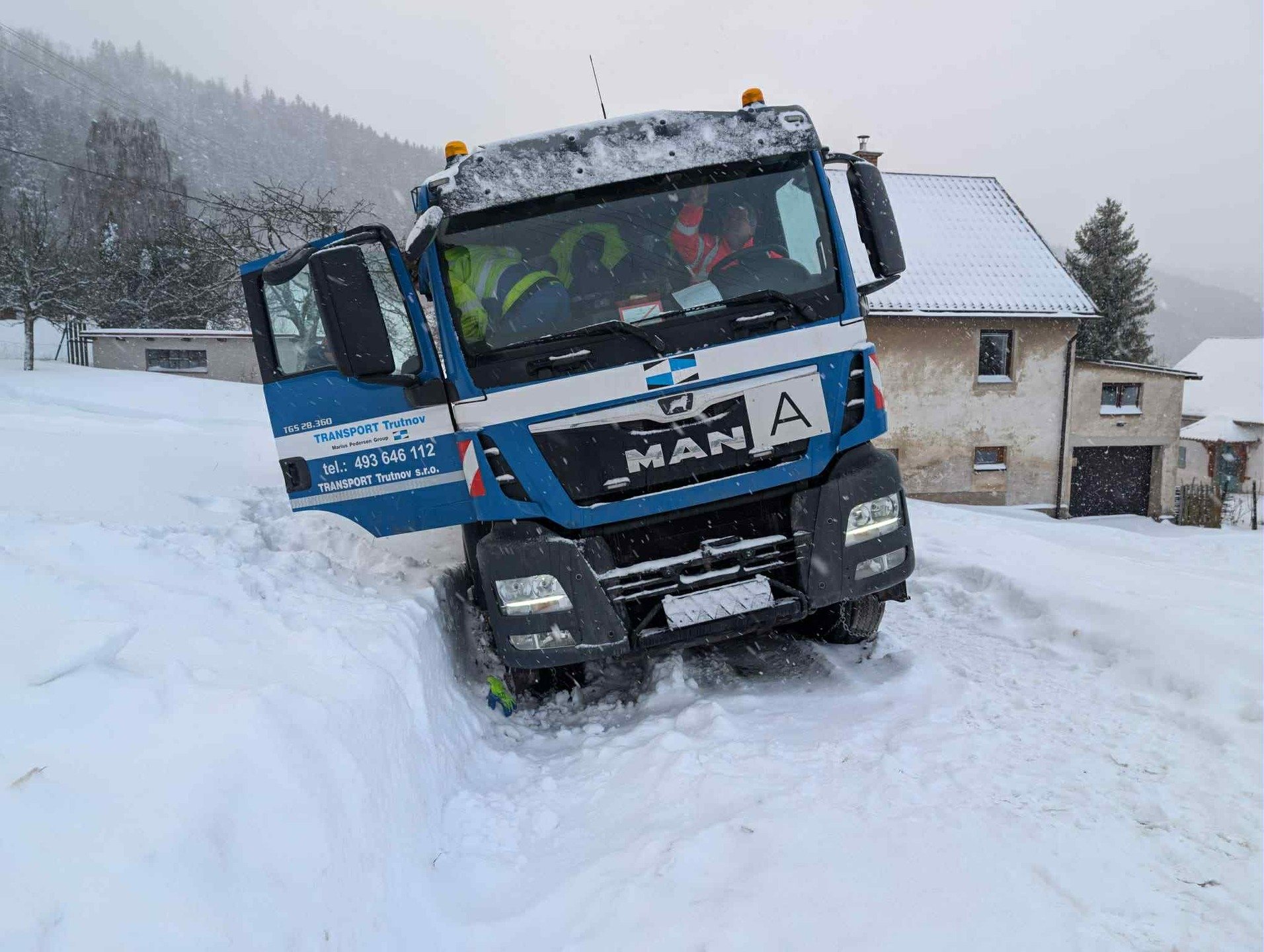 V zimě se trasy nepl&aacute;nuj&iacute; jen podle mapy, ale podle reality. 🗺️

Dispečer sleduje sj&iacute;zdnost, uzav&iacute;rky a podle podm&iacute;nek upravuje pořad&iacute; svozu.

Pom&aacute;haj&iacute; řetězy, men&scaron;&iacute; vozy i spolup