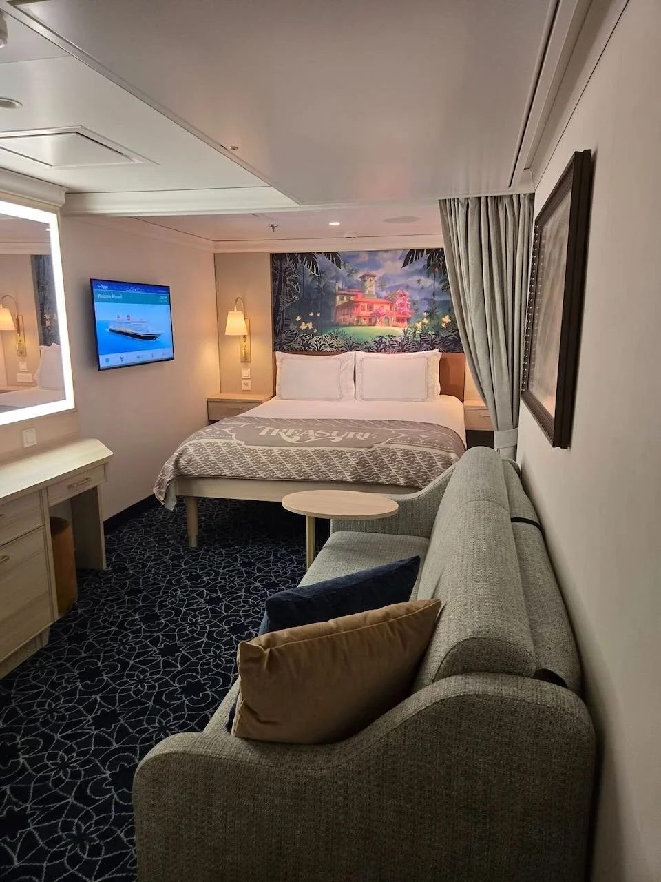 Cruise cabins are tiny&hellip; like &ldquo;don&rsquo;t breathe too hard or you&rsquo;ll hit the closet door&rdquo; tiny. 😂

But with a few tricks, they can feel shockingly organized.

My go-to hacks:
✨ Magnetic hooks (seriously, life-changing)
✨ A s