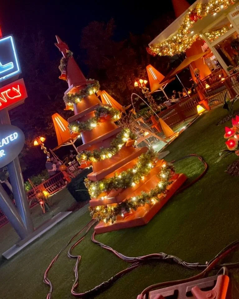 Cars Land during the holidays is honestly one of the cutest things Disney has ever done.
It&rsquo;s like Radiator Springs said, &ldquo;Let&rsquo;s decorate&hellip; but make it auto parts aesthetic.&rdquo; 

Holiday overlays, tire wreaths, air filter 