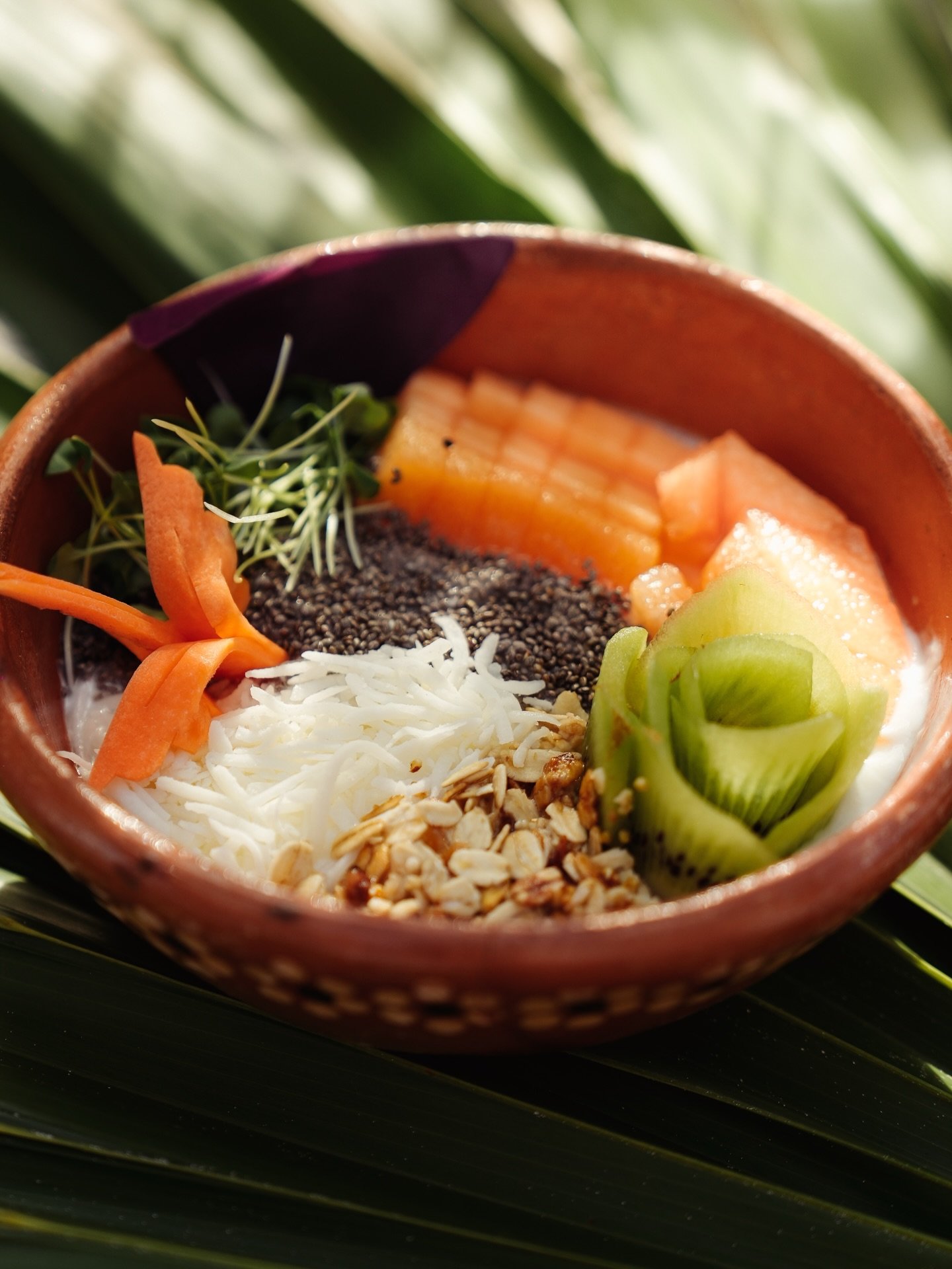 Nuestros alimentos descansan al calor de las brasas, purificando sabores y dando vida a platillos locales con influencia cosmopolita.
 
Desayunos &middot; 08:30 &mdash; 11:00
Restaurante &middot; 12:30 &mdash; 18:00