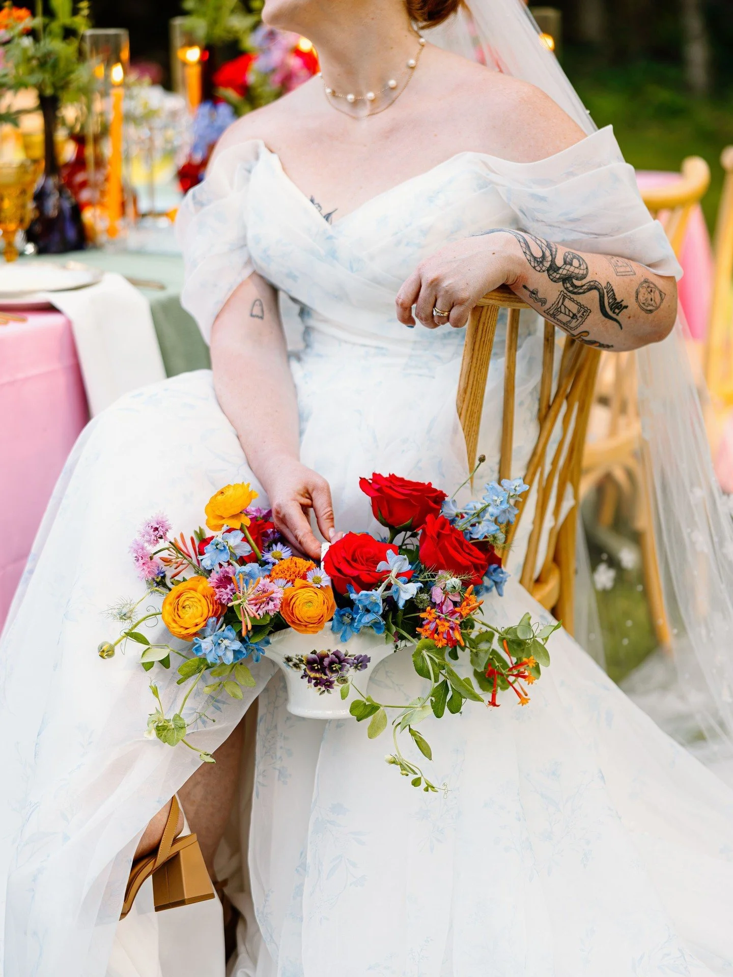 Photos from this dream of a shoot are coming in and I can't stop staring 👀 Raise your hand in the comments if you noticed the snacks I tucked into this bouquet!

Thank you to @rachaeltphoto for capturing this! as well as...
Host &amp; Planning - @ch
