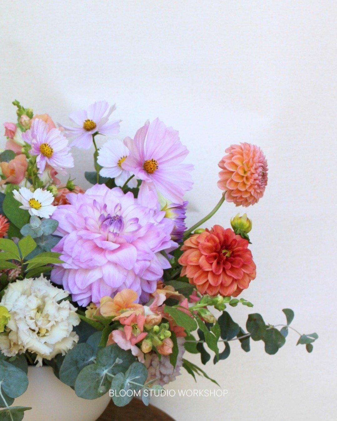 Floral Tip OTD 🌷 🌸 💐 

The biggest beginner mistake I see is neglecting the space around the rim of your vase or container.  That little gap matters more than you'd think! Filling it in adds width, balances your shape, and hides any mechanics you 