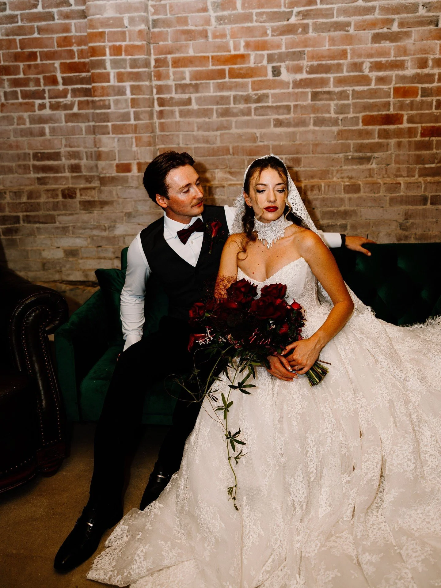 My vision for this bouquet was for it to bring ALL the drama! I designed an opera-inspired arm bouquet with reflexed red roses, arching calla lilies, and trailing passion flower vine 🌹 suitable for any Prima Donna or inspired bride!

📸: @rachaeltph