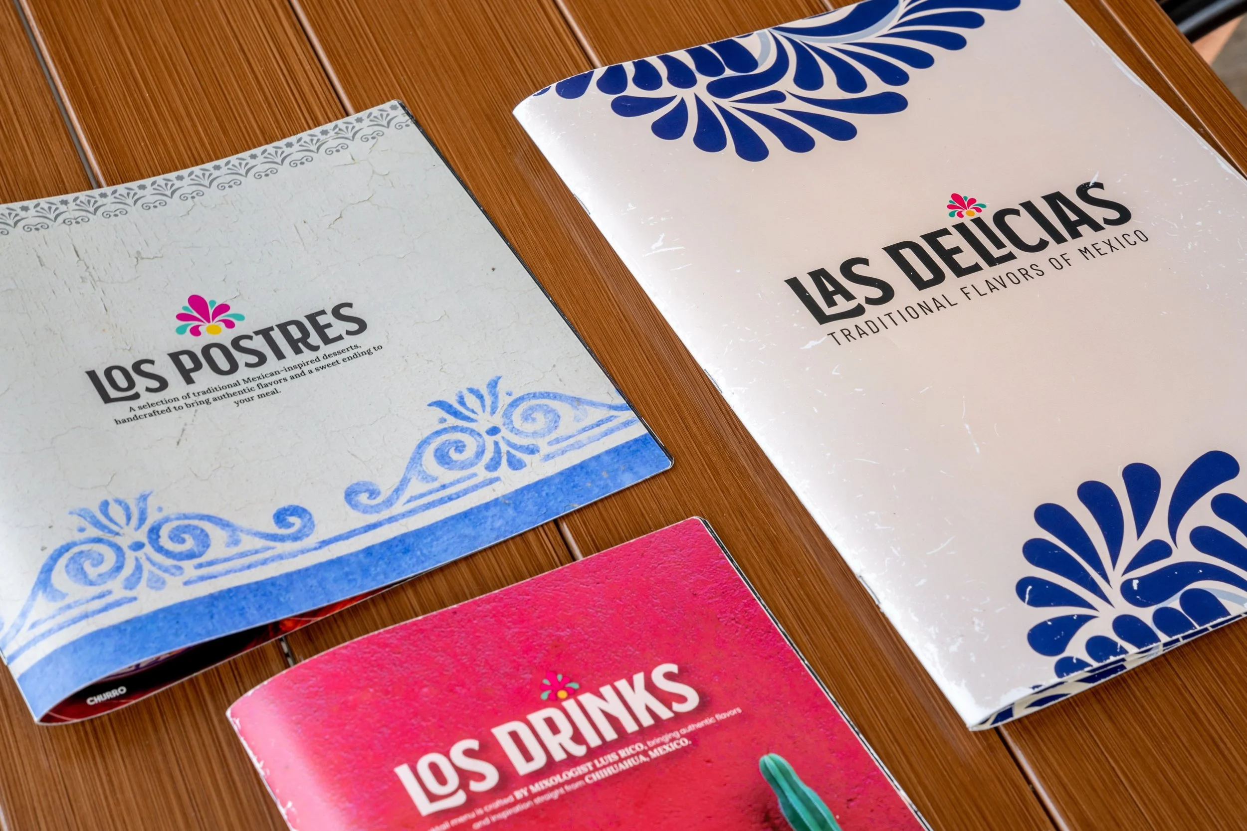 Dise&ntilde;amos la l&iacute;nea de men&uacute;s para @lasdeliciasdickson , creando una identidad visual consistente para cada experiencia: men&uacute; principal, postres y cocteler&iacute;a.

Dise&ntilde;o pensado para mantener la esencia de la marc