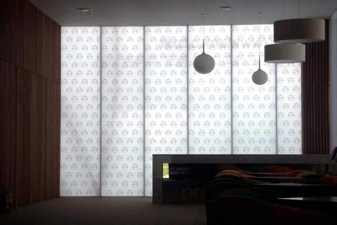 Interior de oficina traslúcido con sistemas de policarbonato DANPAL.