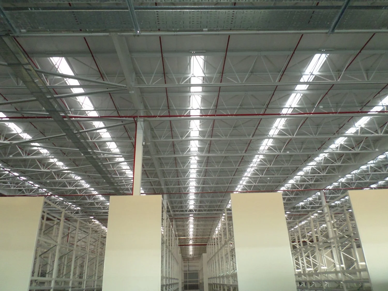 Claraboyas industriales: la luz natural como infraestructura productiva